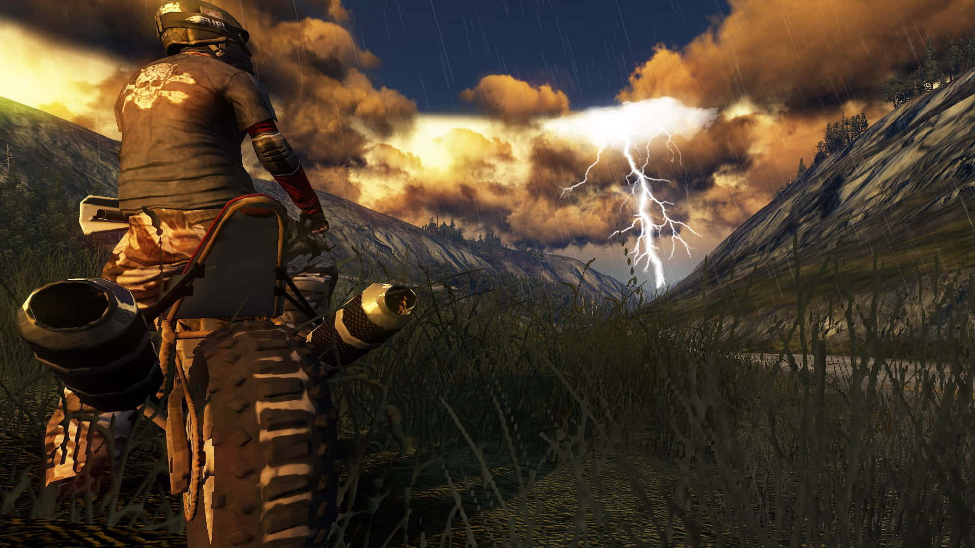 Open-world Game 桌布 壁紙 — 一名全副裝備的電單車手在泥濘小徑上停下，巨大的閃電劃破暴風雨的天空，擊中遠方的山脈。