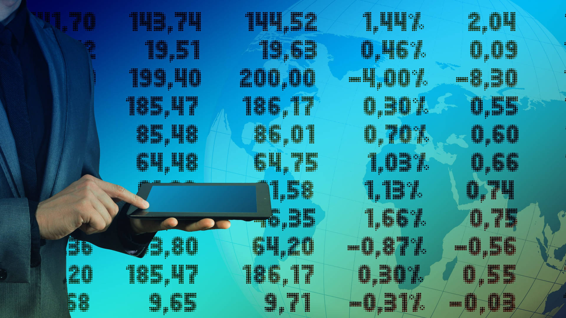 Forex 桌布 壁紙 — 一名商人手持平板電腦，背景是浮動的金融數據和世界地圖。