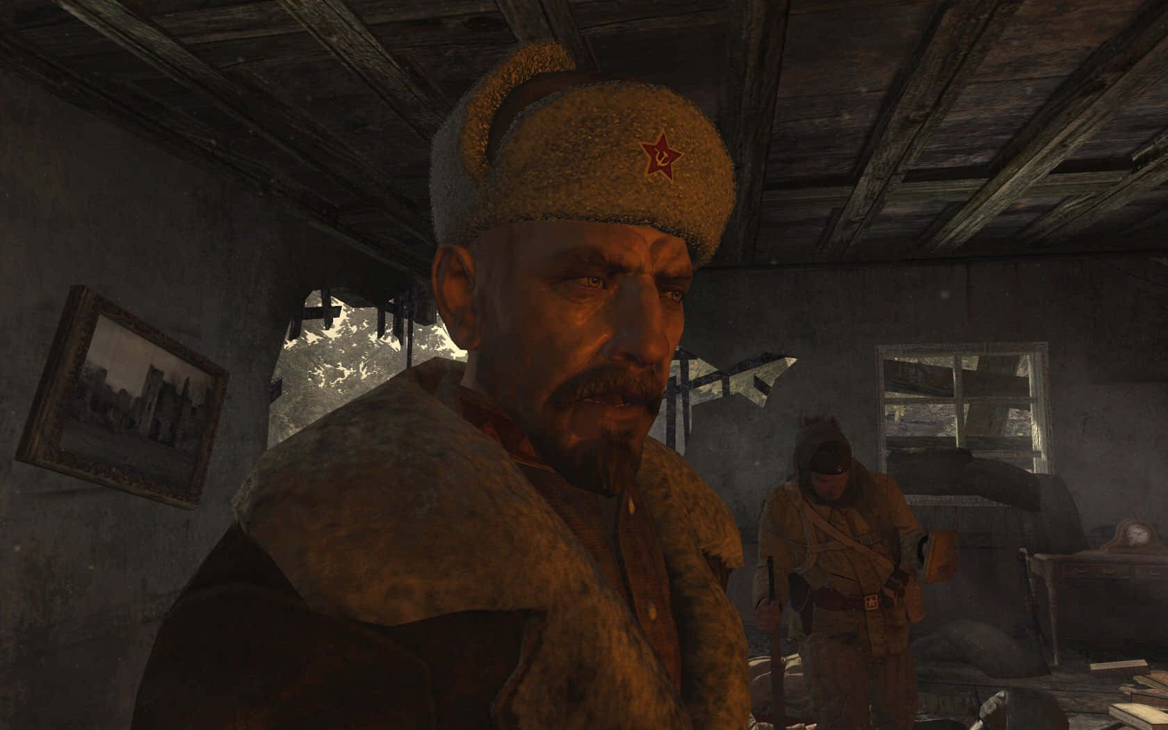 Viktor Reznov 桌布 壁紙 — 一名嚴肅的蘇聯士兵戴著帶有紅星的毛帽，在破舊的木屋中凝視著，背景有另一名士兵。