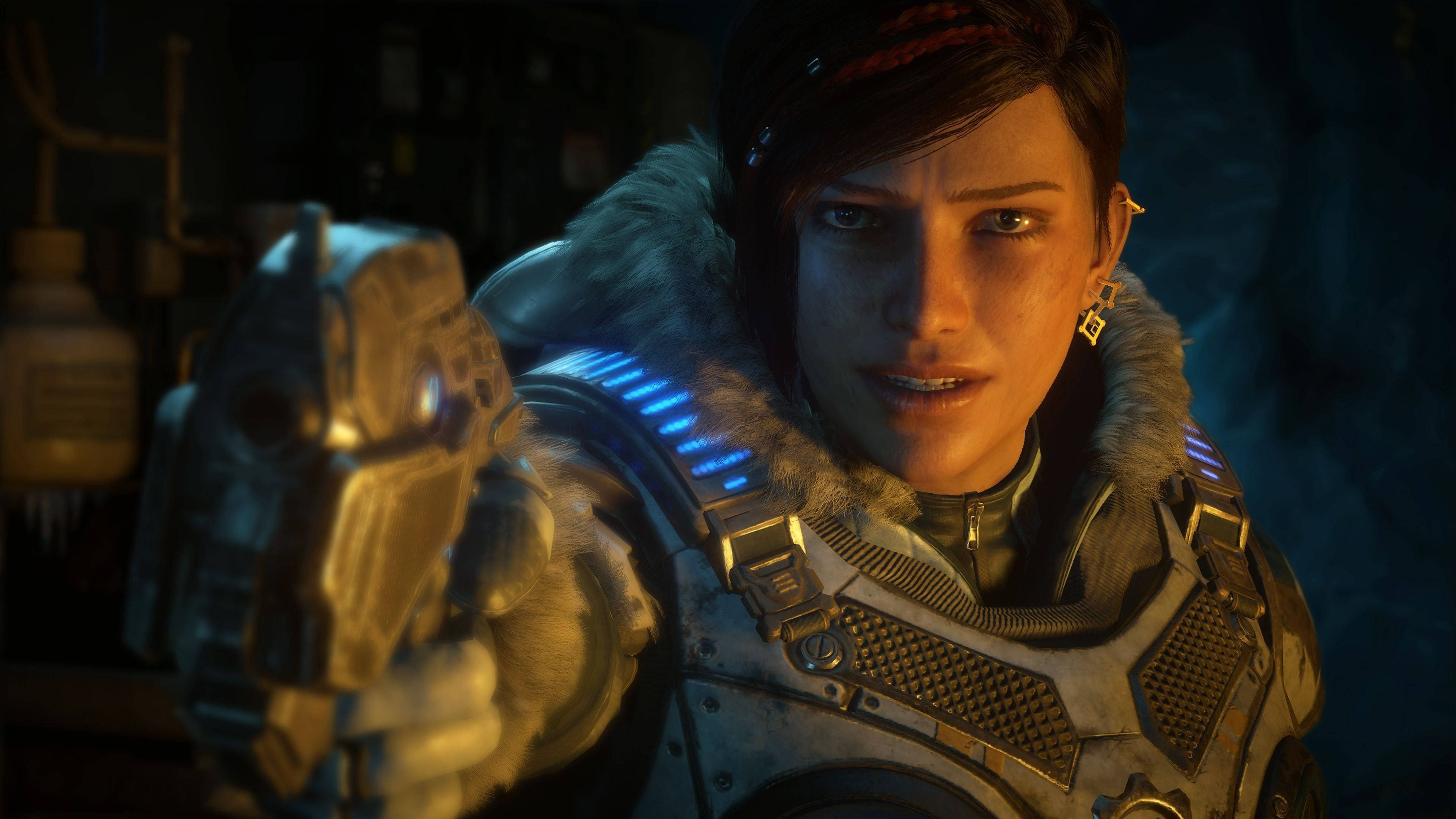 Gears 5 Kait Diaz 壁紙 — 一名堅定的女兵穿著未來風格的盔甲，在昏暗的工業環境中瞄準發光的武器。