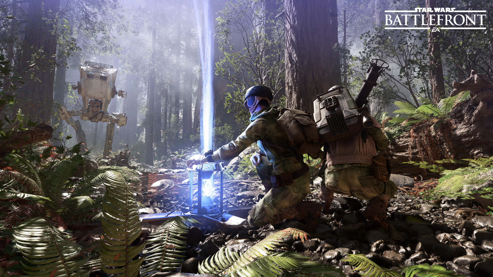 Star Wars Games 桌布 壁紙 — 一名士兵和一個機械人在迷霧森林中前行，一道藍色光束穿透上方的樹冠。