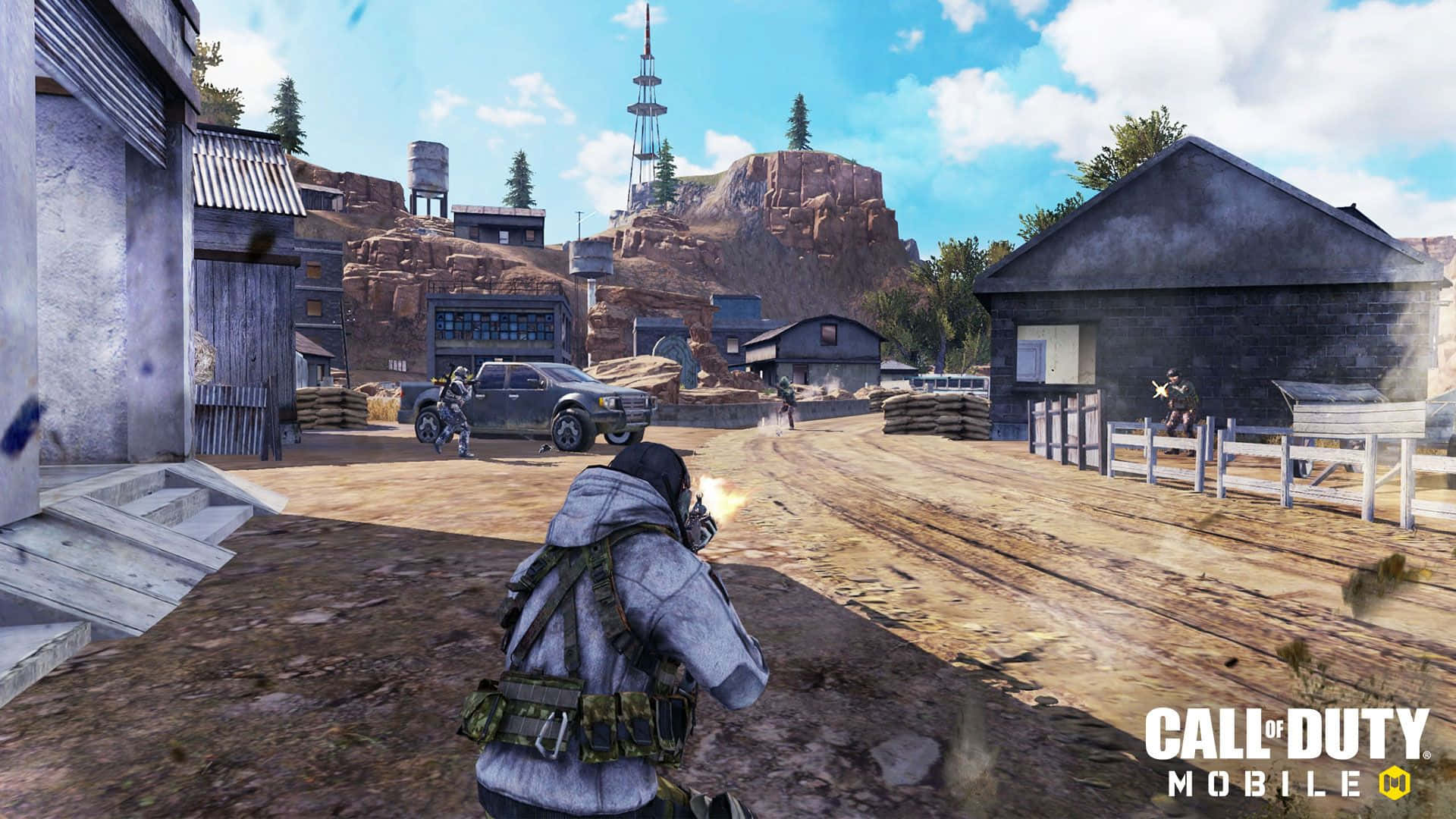 Call Of Duty Battles 桌布 壁紙 — 一名士兵在塵土飛揚的沙漠小鎮中開火，小鎮有木造建築和水塔，天空湛藍。