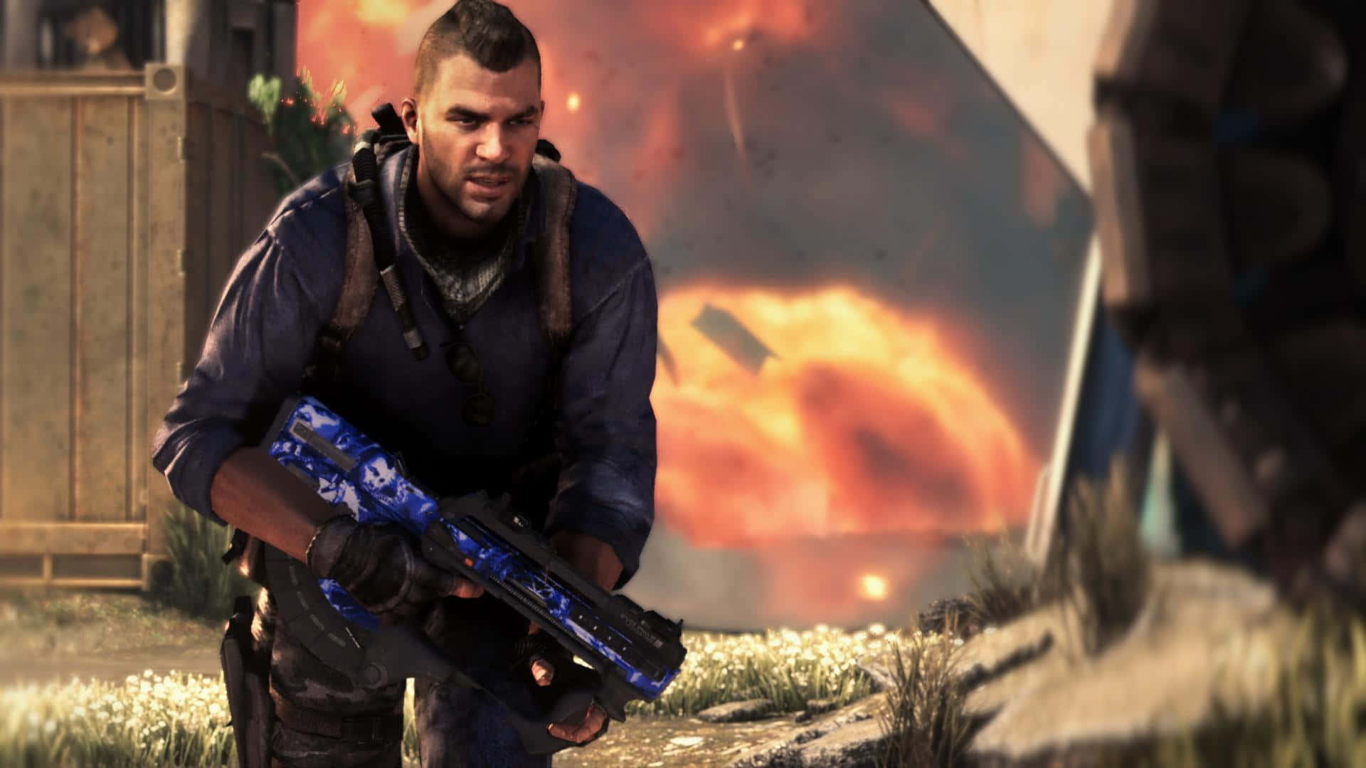Soap Mactavish 桌布 壁紙 — 一名士兵在戰區蹲下，手持藍色武器，身後發生爆炸。