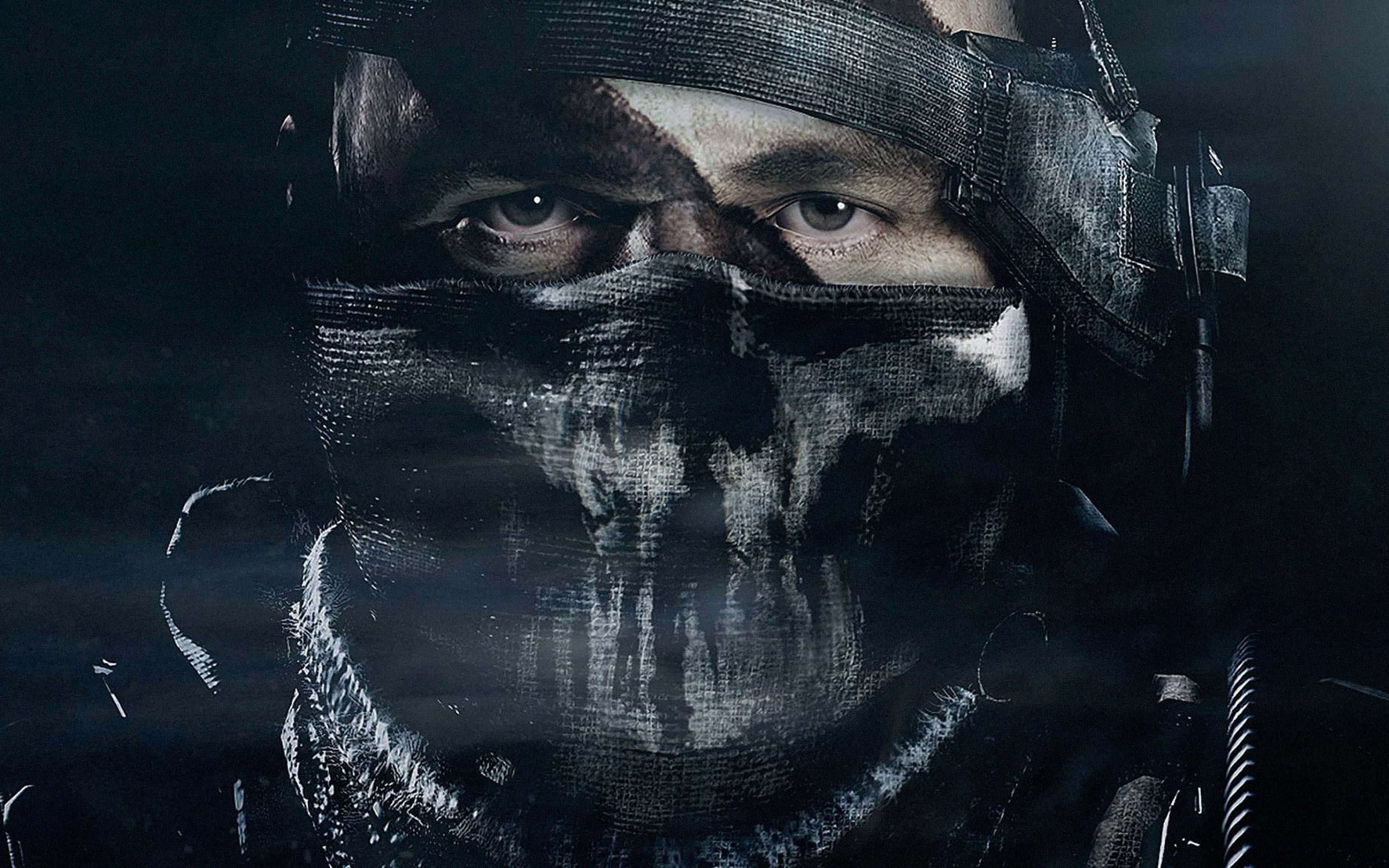 Call Of Duty Soldiers 桌布 壁紙 — 一名士兵在昏暗燈光下透過骷髏圖案面具凝視，眼神銳利。