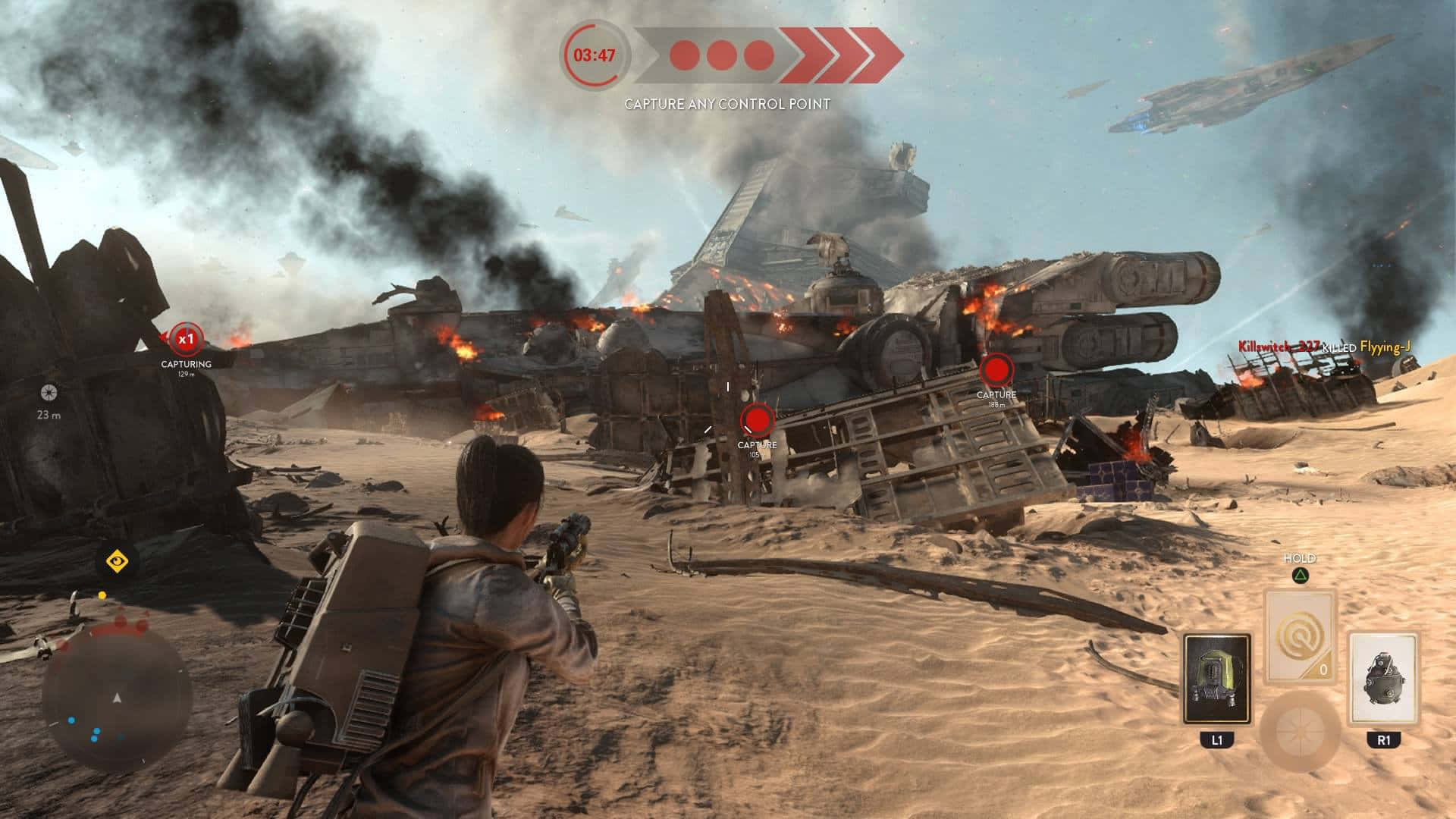 The Battle Of Jakku 桌布 壁紙 — 一名士兵在沙漠戰場上，在煙霧瀰漫的天空下，用武器瞄準燃燒的殘骸，頭頂有飛船飛過。
