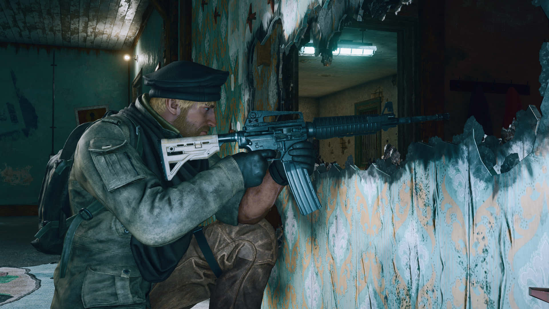 Rainbow Six Siege Maverick 桌布 壁紙 — 一名士兵在破舊的房間裏，透過破爛的牆紙瞄準步槍，眼神專注。
