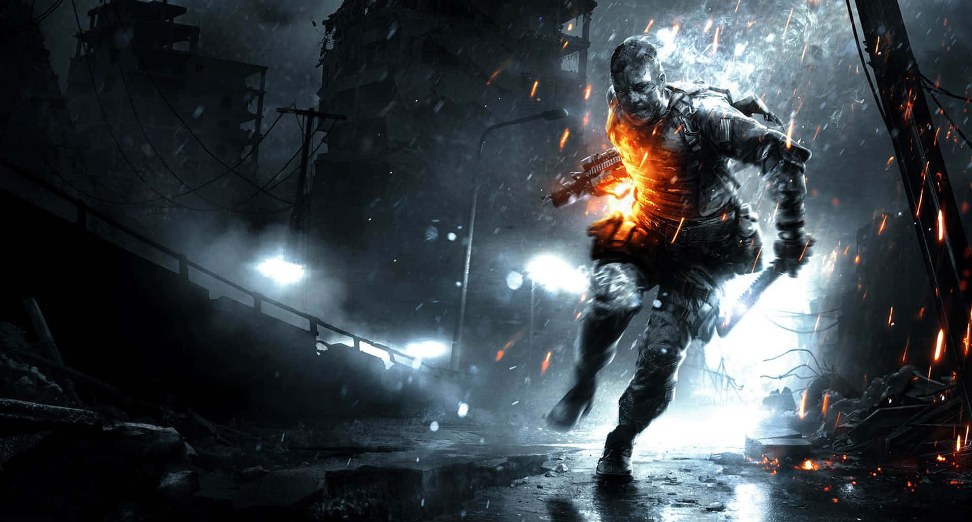 Battlefield 桌布 壁紙 — 一名士兵在黑暗、下雨的城市廢墟中奔跑，四周是熾熱的火花和發光的街燈。