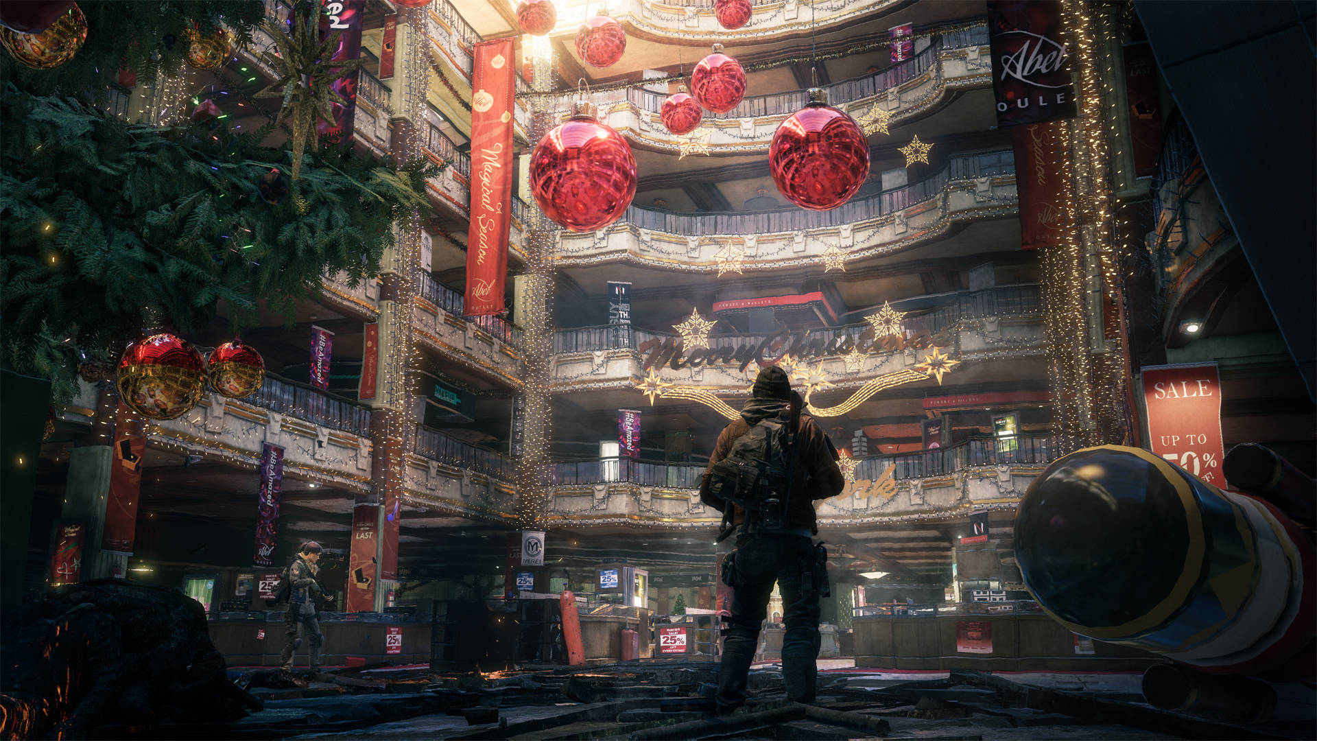 遊戲 桌布 壁紙 — 一名士兵站在一個節日氣氛濃厚、多層的購物中心內，該中心裝飾著紅色飾品和節日燈光，在昏暗的氛圍光芒下。