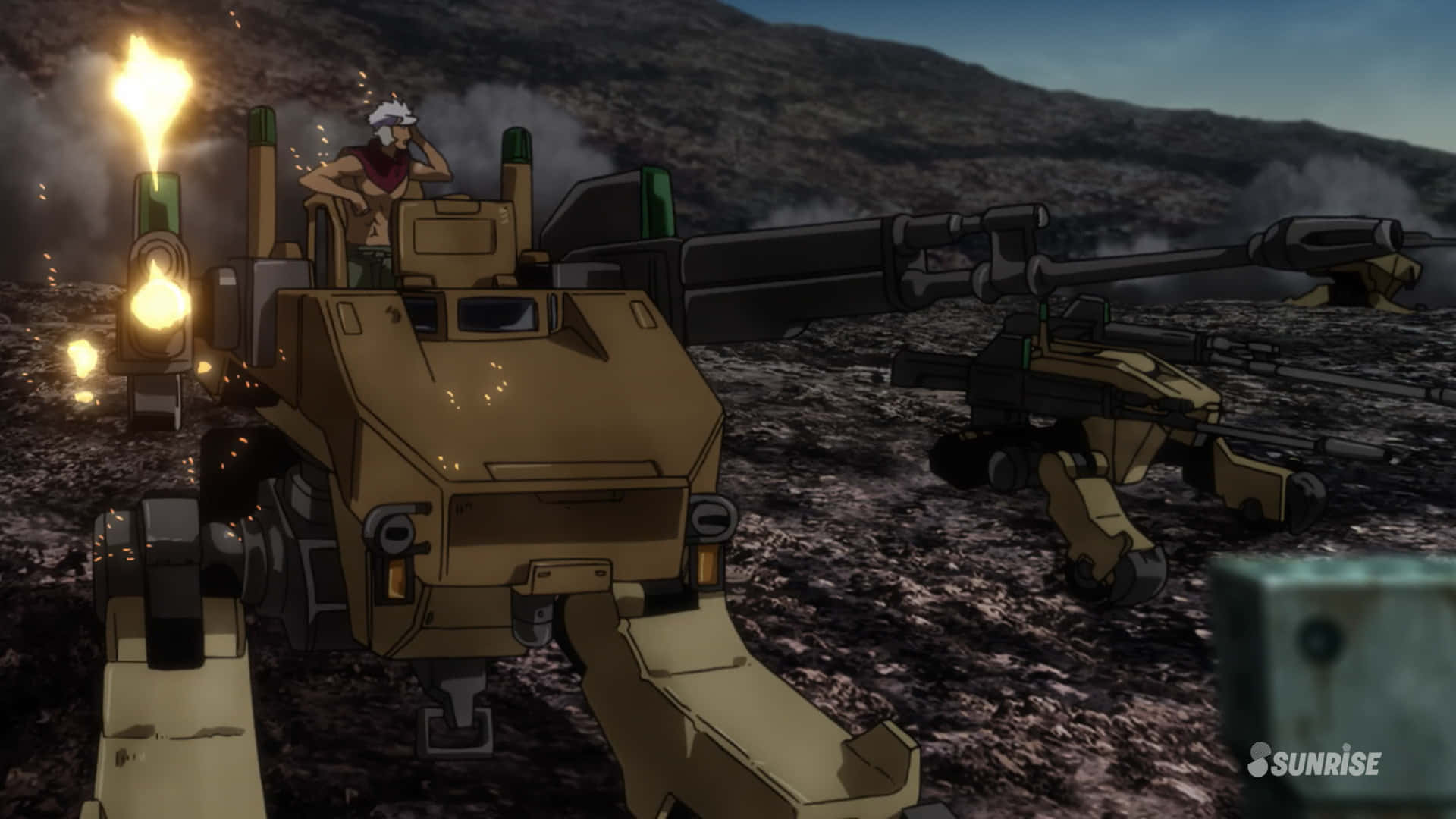 Mobile Suit Gundam Iron-blooded Orphans 桌布 壁紙 — 一名士兵站在棕褐色裝甲機甲上，在昏暗的天空下，在岩石沙漠戰場上發射大砲。
