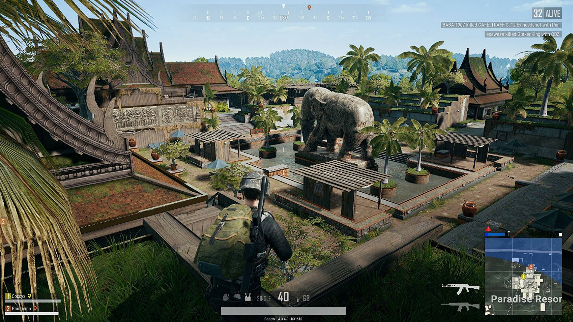PUBG 桌布 壁紙 — 一名士兵身處熱帶度假勝地，擁有傳統峇里島建築和巨型大象雕像，在明亮的日光下。