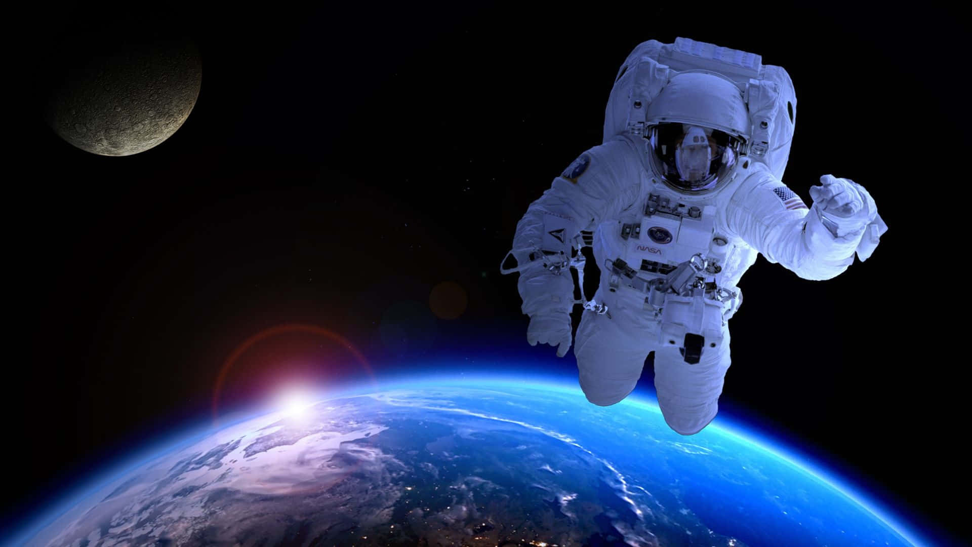Live Space 桌布 壁紙 — 一名太空人在太空漂浮，下方是地球的藍色曲線和發光的日出，遠處的月球和星星在黑色的虛空中。