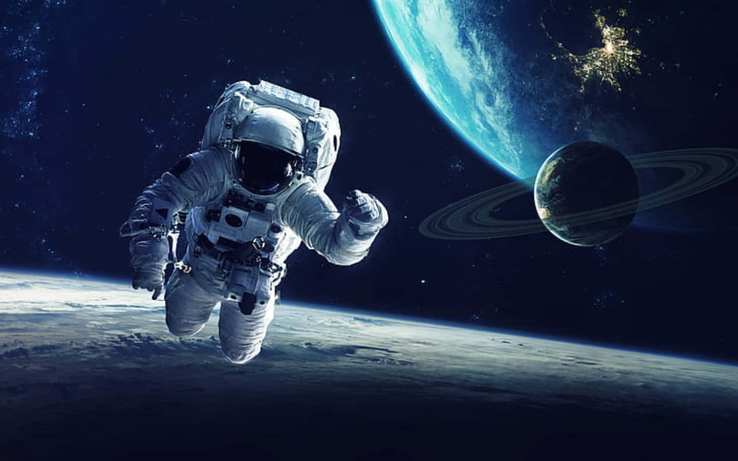 Space Exploration 桌布 壁紙 — 一名太空人在太空漂浮，地球和一個有環行星在宇宙黑暗中發光。