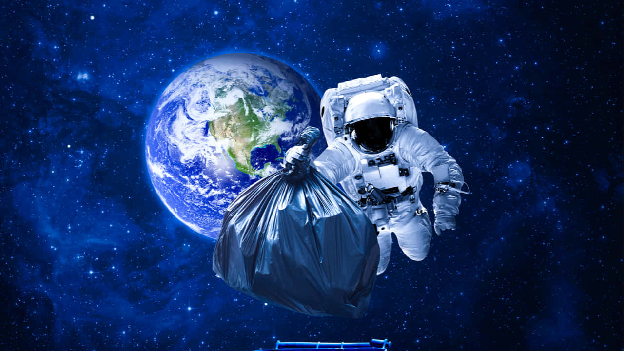 Space Debris 桌布 壁紙 — 一名太空人在太空漂浮，手持一個大垃圾袋，背後是地球，映襯著繁星點點的藍色宇宙。