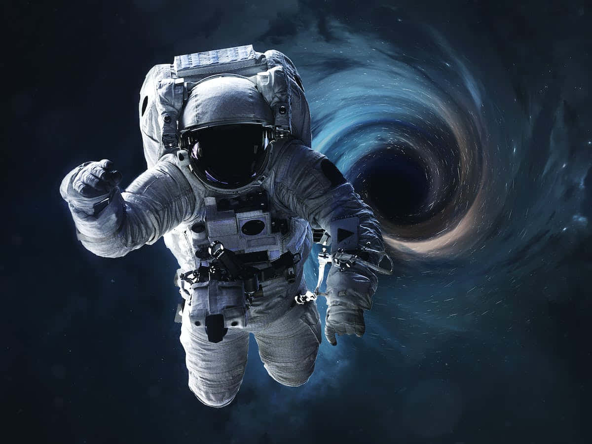 傳送門 桌布 壁紙 — 一名太空人在太空漂浮，靠近一個旋轉的黑洞，宇宙光線在其黑暗中心周圍彎曲。