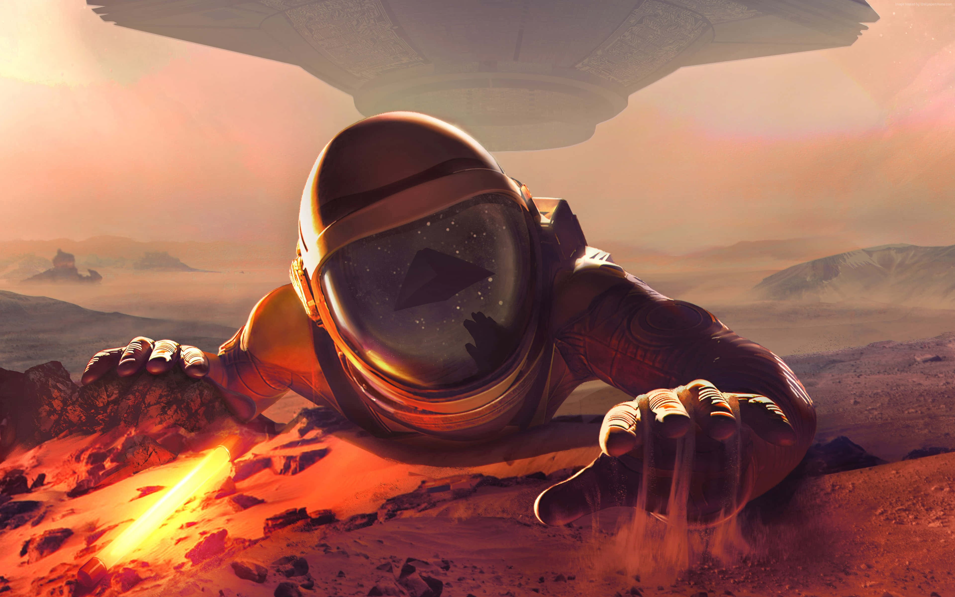 Vr Gaming 桌布 壁紙 — 一名太空人在紅色外星沙漠中爬行，一艘巨大的太空船在發光的日落中盤旋在上方。