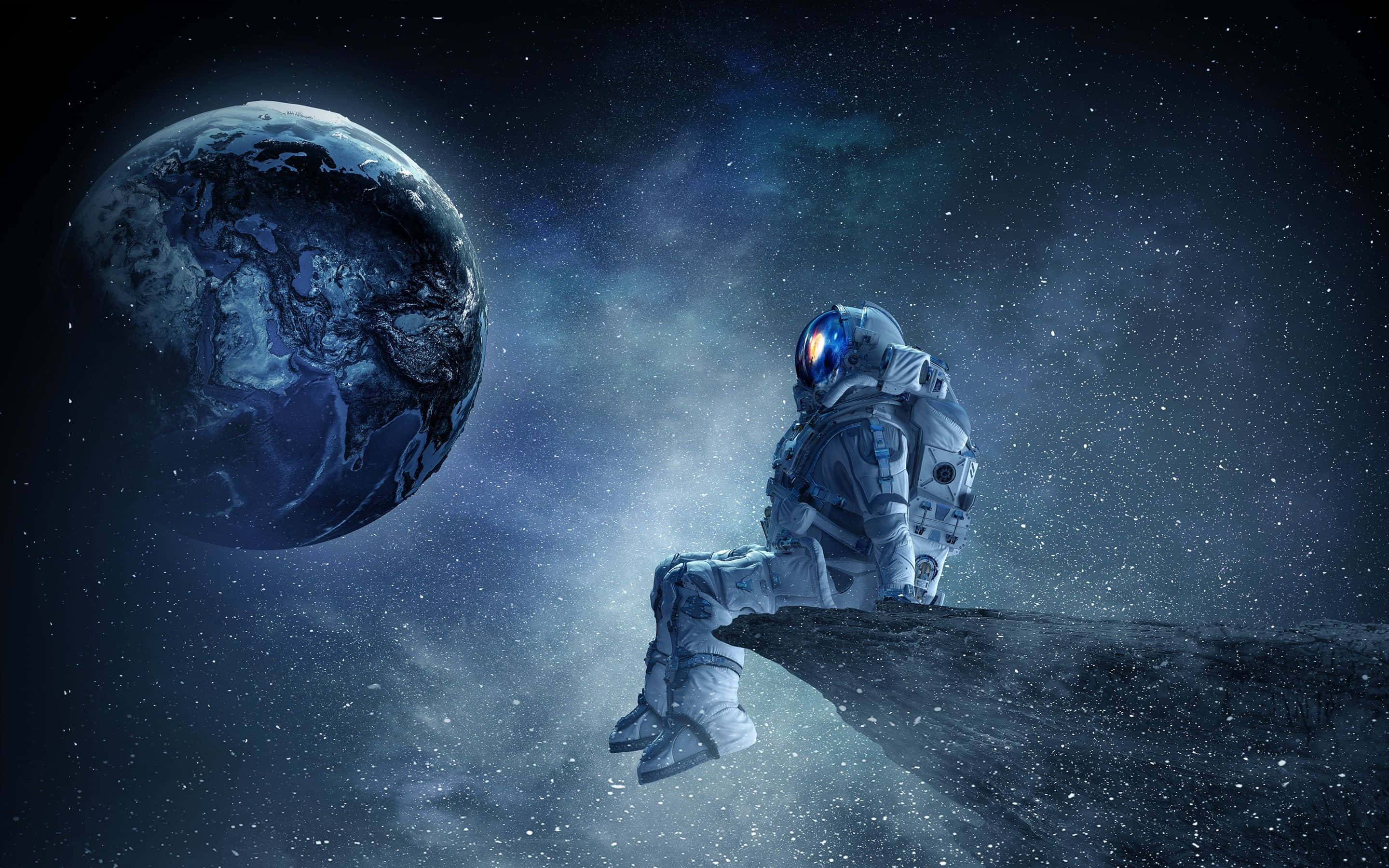 Beautiful Space 桌布 壁紙 — 一名太空人獨自坐在宇宙岩石上，從星空的虛無中凝視地球。