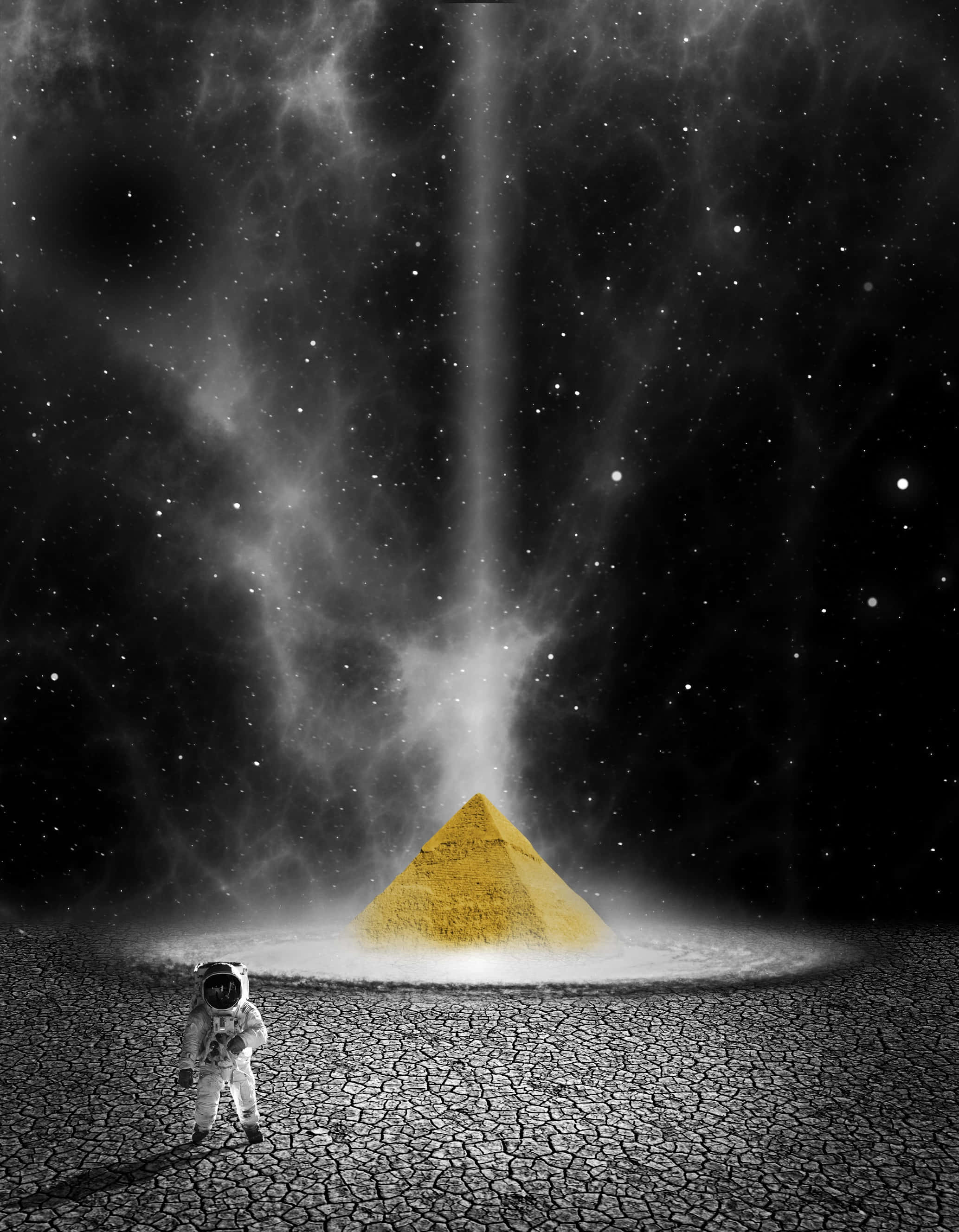 Yellow Triangle 桌布 壁紙 — 一名太空人站在一個龜裂的沙漠中，面對一座發光的金色金字塔，在繁星點點的宇宙天空下，一道耀眼的光束從天而降。