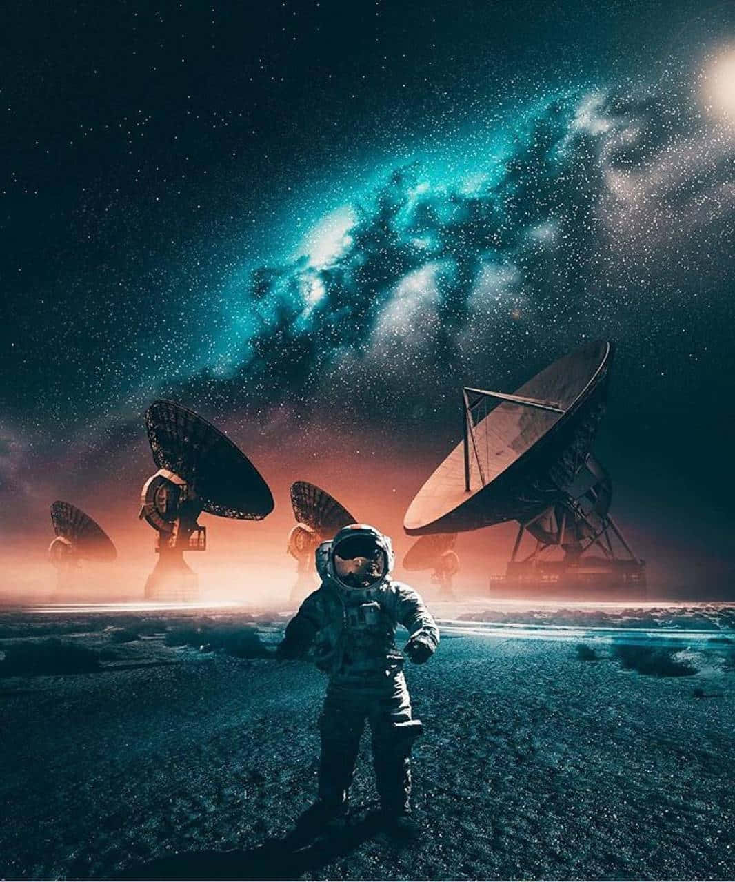 Radio Telescope 桌布 壁紙 — 一名太空人站在荒涼的外星行星上，下方是充滿活力的青綠色星雲，周圍環繞著散發遠方光芒的巨大衛星天線。