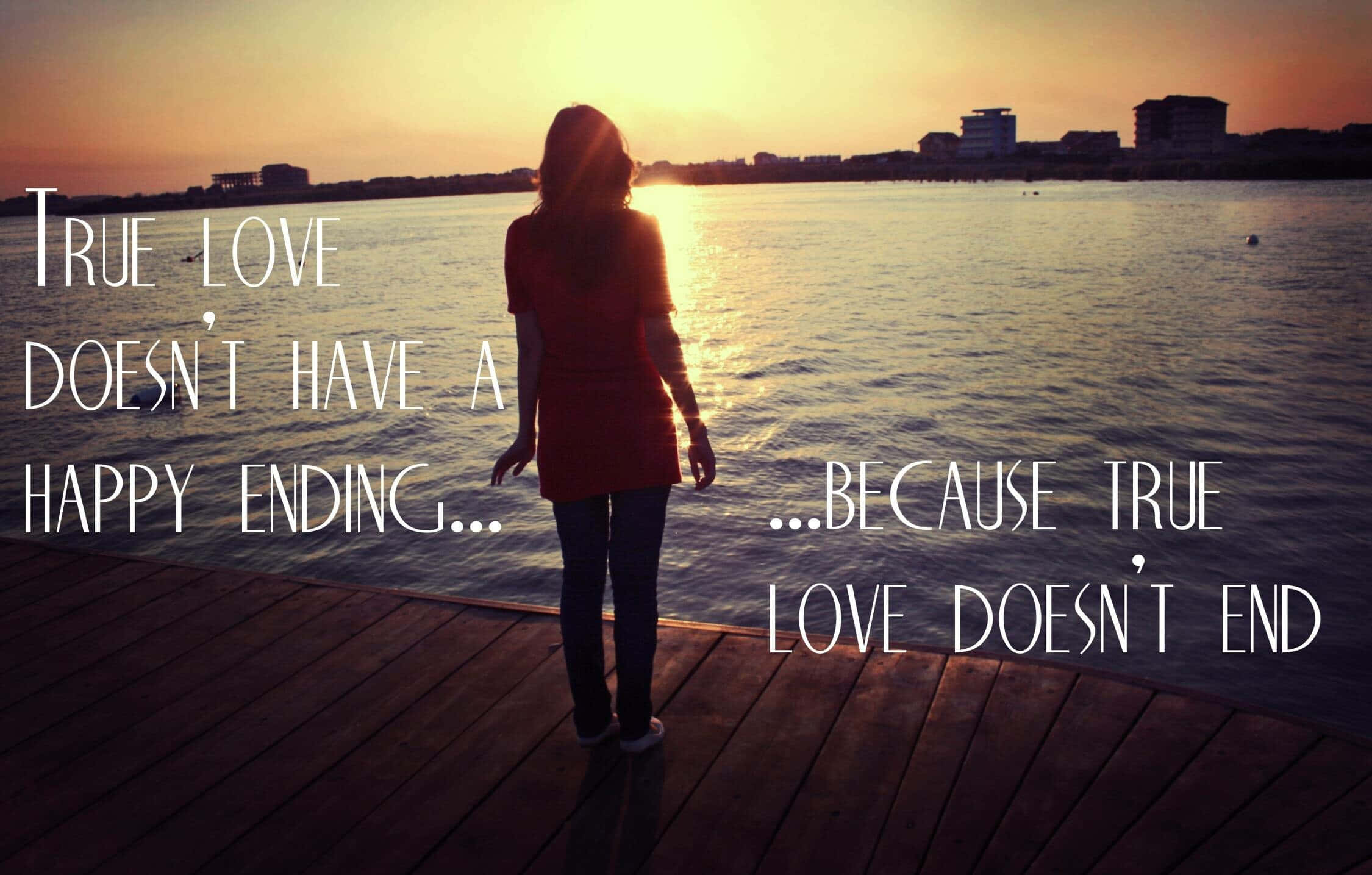 Love Quotes 桌布 壁紙 — 一名女子獨自站在日落時分的木碼頭上，凝視著水面，金色的光芒在水面上反射。