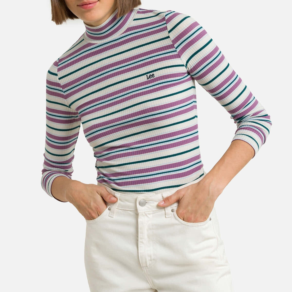 Purple Turtle-neck Sweater 桌布 壁紙 — 一名女子穿著帶有紫色、藍綠色和白色條紋的羅紋高領毛衣，搭配白色牛仔褲，背景為純色。
