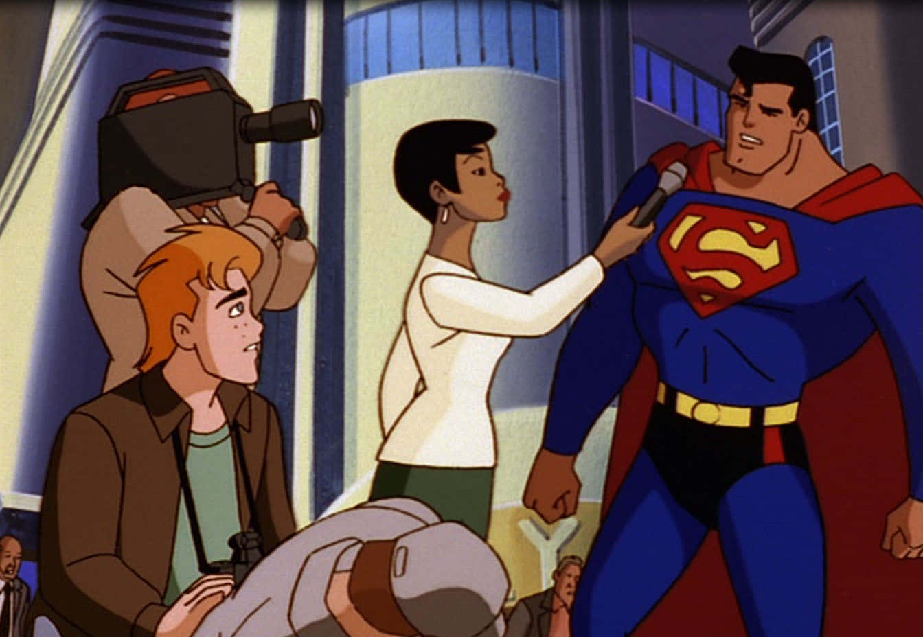 Superman The Animated Series 桌布 壁紙 — 一名女記者在繁忙的城市街道上採訪超人，攝影師正在拍攝這一幕。