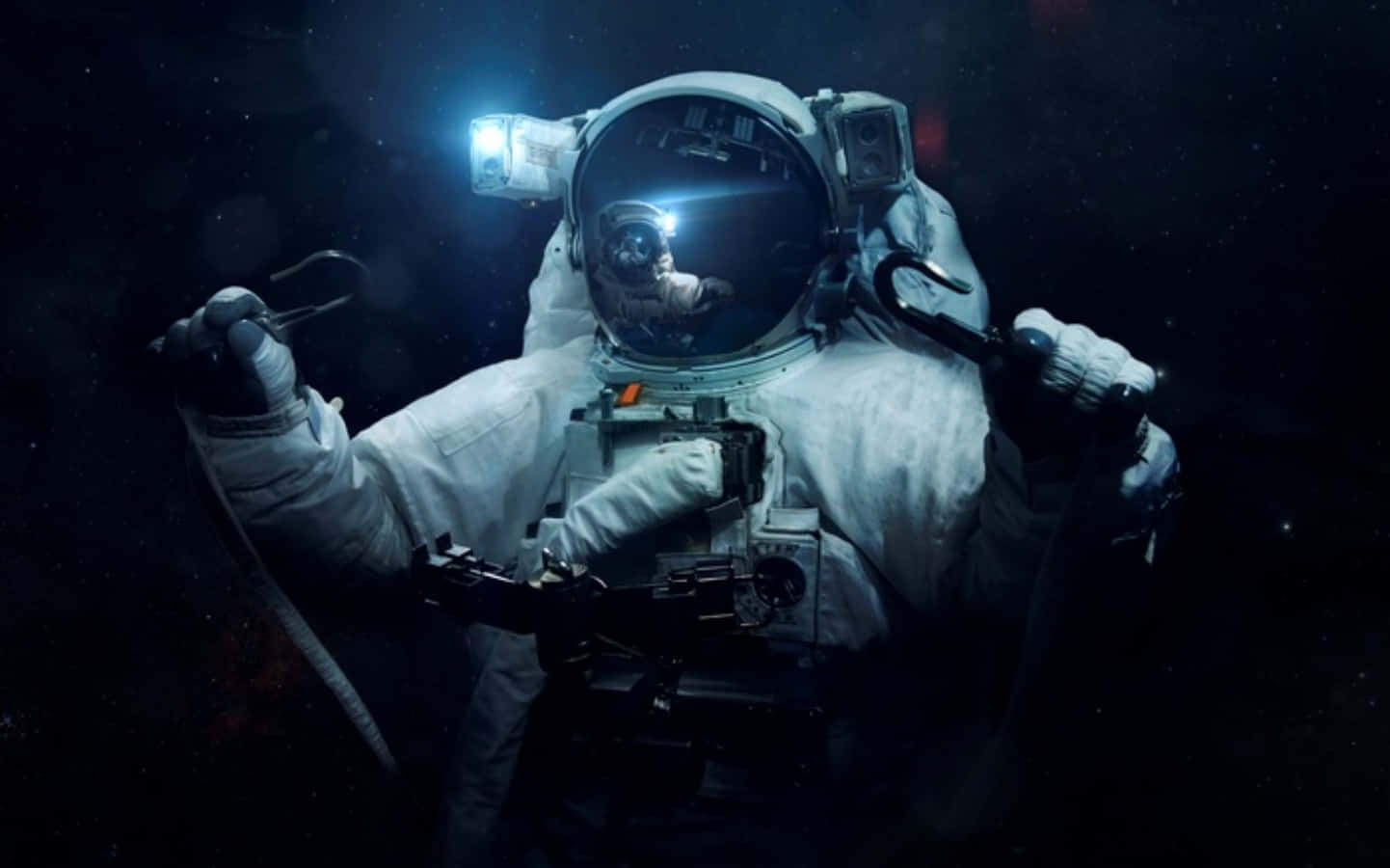 Space Exploration 桌布 壁紙 — 一名孤獨的太空人在黑暗的太空虛空中漂浮，手持工具，頭盔燈照亮背後的宇宙。