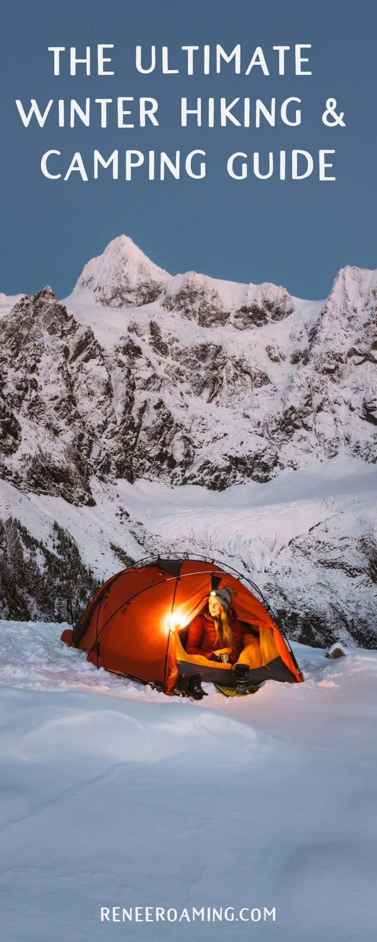 Winter Hiking 桌布 壁紙 — 一名孤獨的遠足者坐在發光的橙色帳篷內，背景是白雪覆蓋的山峰和晴朗的藍天。
