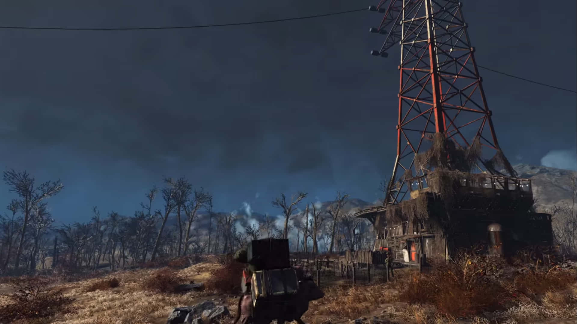 Fallout 4 Wasteland 桌布 壁紙 — 一名孤獨的騎手騎著馬，在陰沉天空下穿越荒蕪之地，靠近生鏽的無線電塔和破舊小屋。