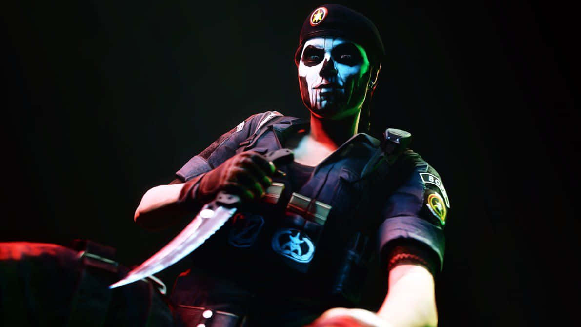 Rainbow Six Siege Caveira 桌布 壁紙 — 一名帶有骷髏臉部彩繪的威脅性士兵，在戲劇性的紅色和綠色燈光下揮舞著彎曲的刀刃。