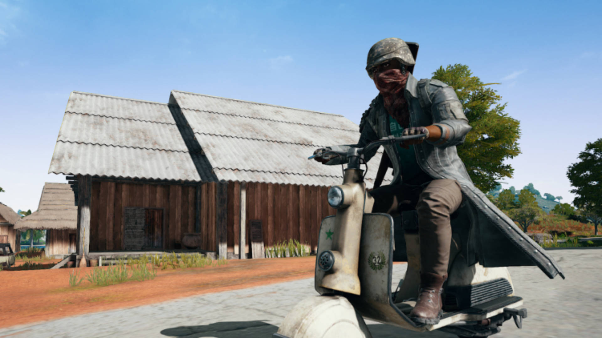 pubg mobile 桌布 壁紙 — 一名強壯的士兵騎著一輛破舊的摩托車，經過一個質樸的木製穀倉，天空湛藍。