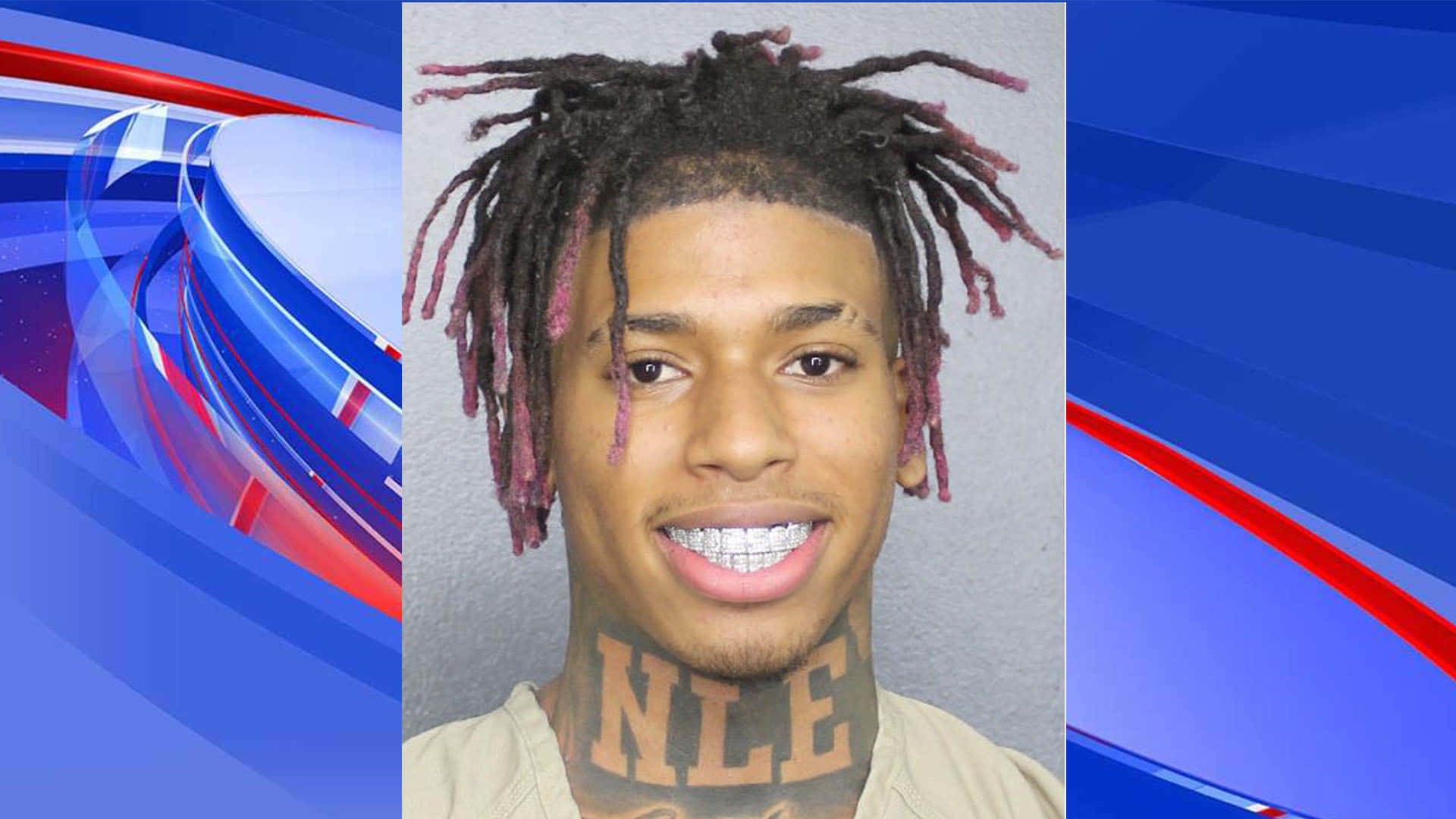 NLE Choppa 桌布 壁紙 — 一名微笑男子在灰色背景前的正面照，他梳著辮子頭，頸上有「NLE」紋身。