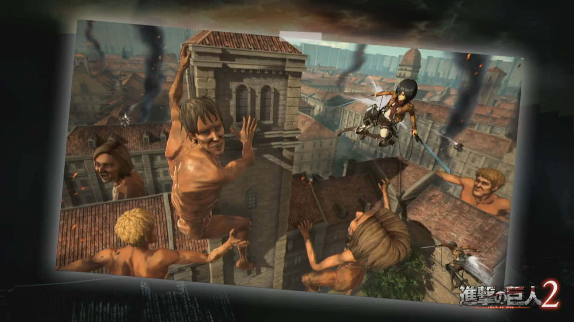 Attack On Titan Video Game 桌布 壁紙 — 一名戰士在屋頂上方的繩索上盪來盪去，而巨大的類人生物正在一座破敗的歐洲風格城市中橫衝直撞。