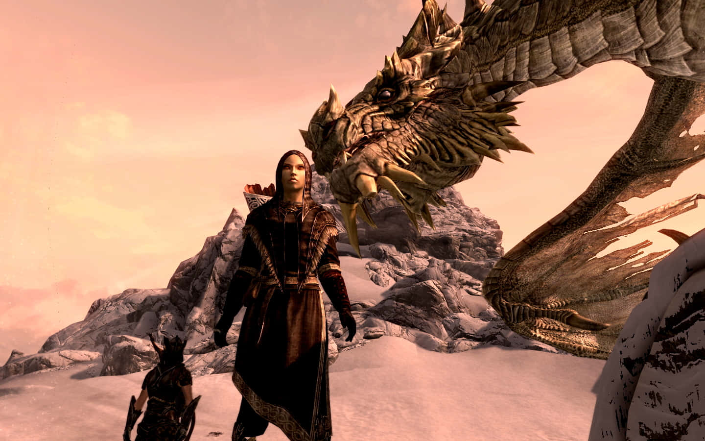 Skyrim Paarthurnax 桌布 壁紙 — 一名戰士在日落時分的雪山景觀中，挑釁地站在一條巨龍面前。