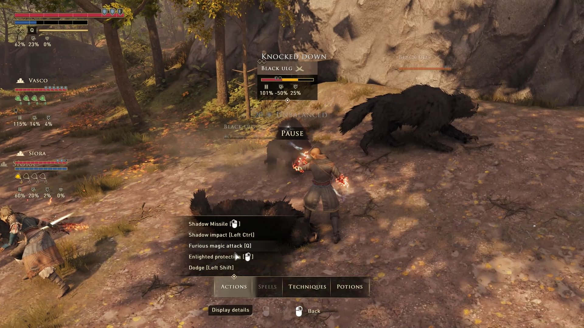 Greedfall 桌布 壁紙 — 一名戰士在森林空地與一隻黑狼戰鬥，UI疊加層顯示戰鬥統計和技能。