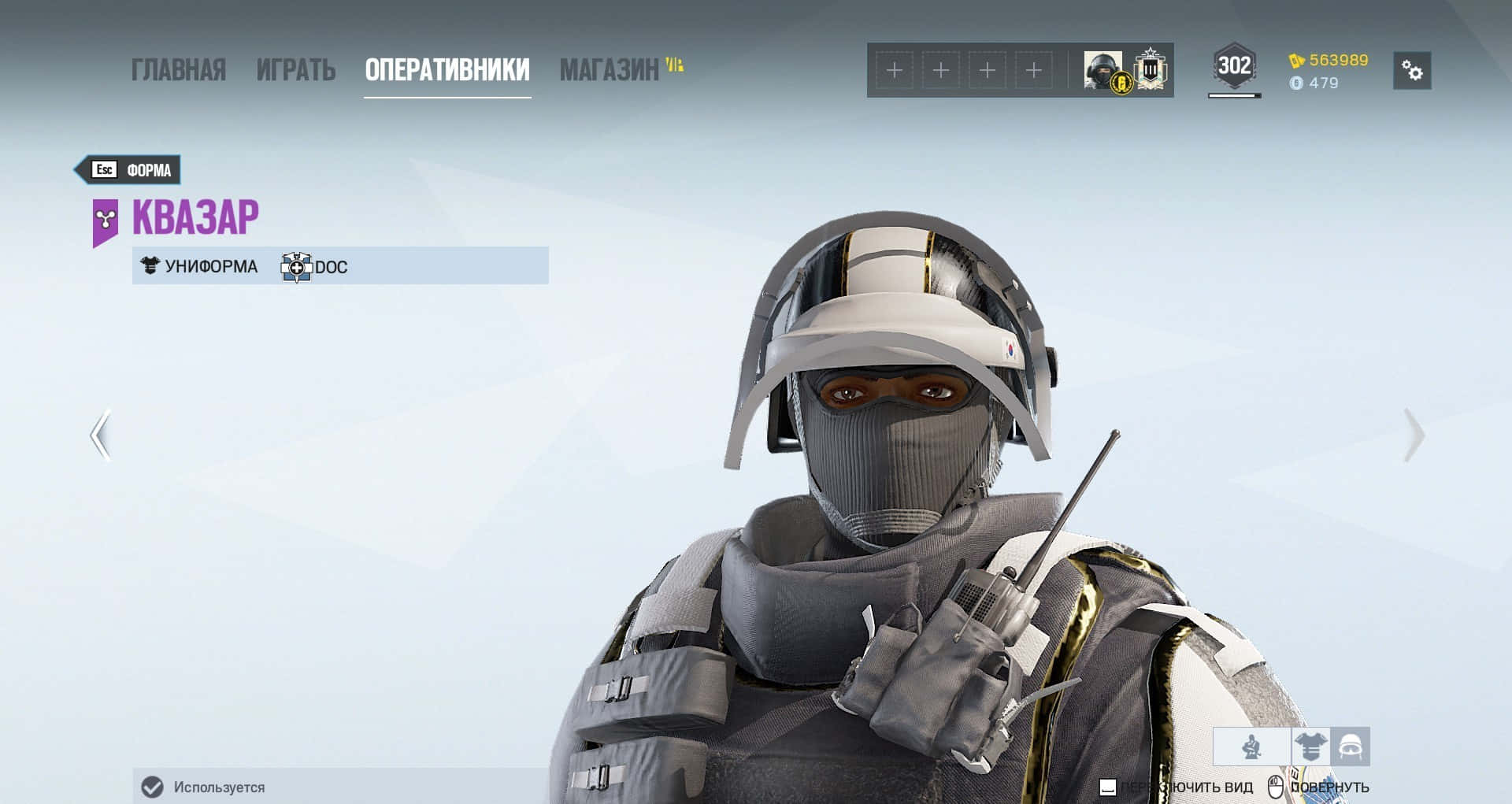Rainbow Six Siege Doc 桌布 壁紙 — 一名戰術操作員戴著灰白色頭盔和面具，帶有金色點綴，站在遊戲菜單界面中。