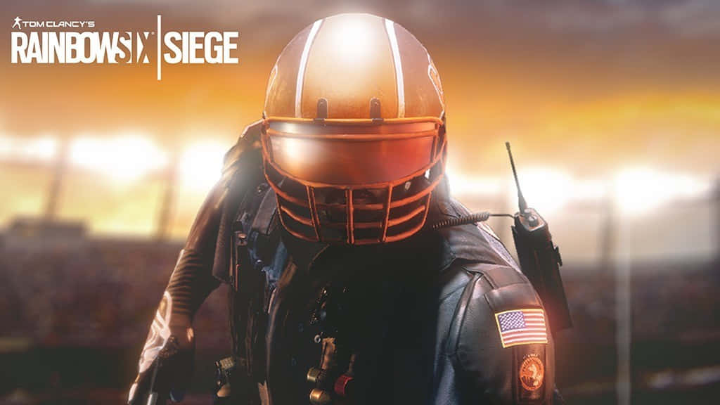 Rainbow Six Siege Bandit 桌布 壁紙 — 一名戰術操作員戴著美式足球頭盔和裝備，在燦爛的夕陽背景下準備就緒。