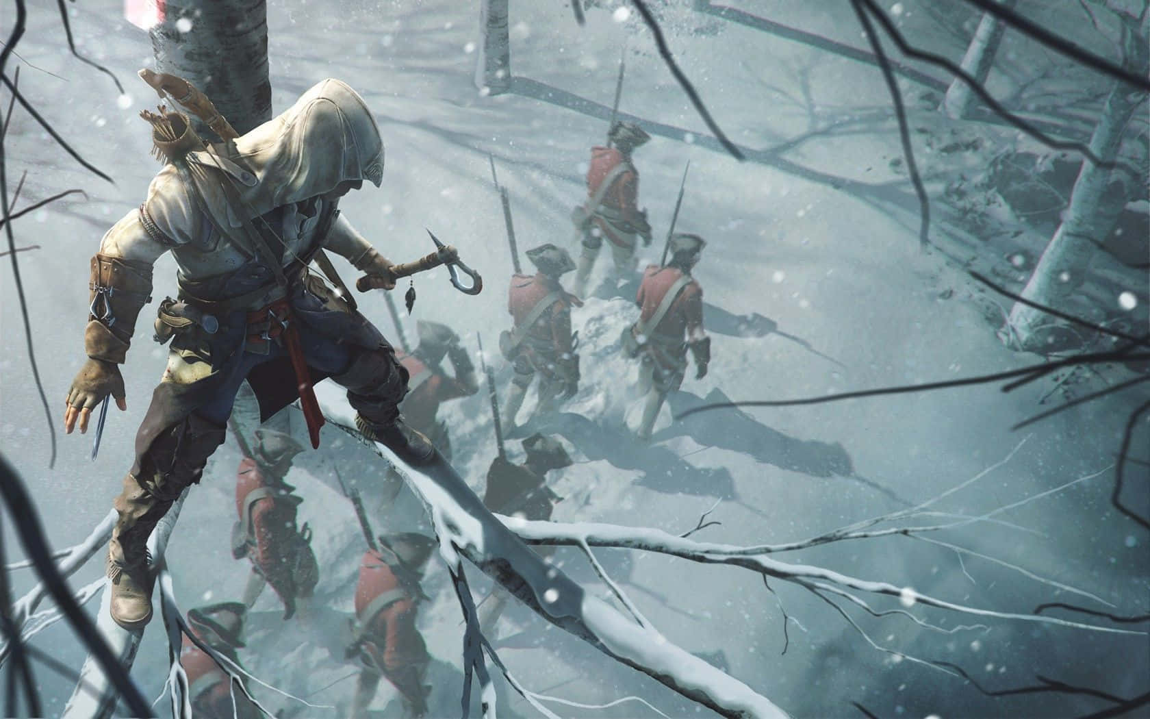 Connor Kenway 桌布 壁紙 — 一名戴兜帽的刺客在冬季森林中，在紅衣士兵上方的雪枝上搖擺。