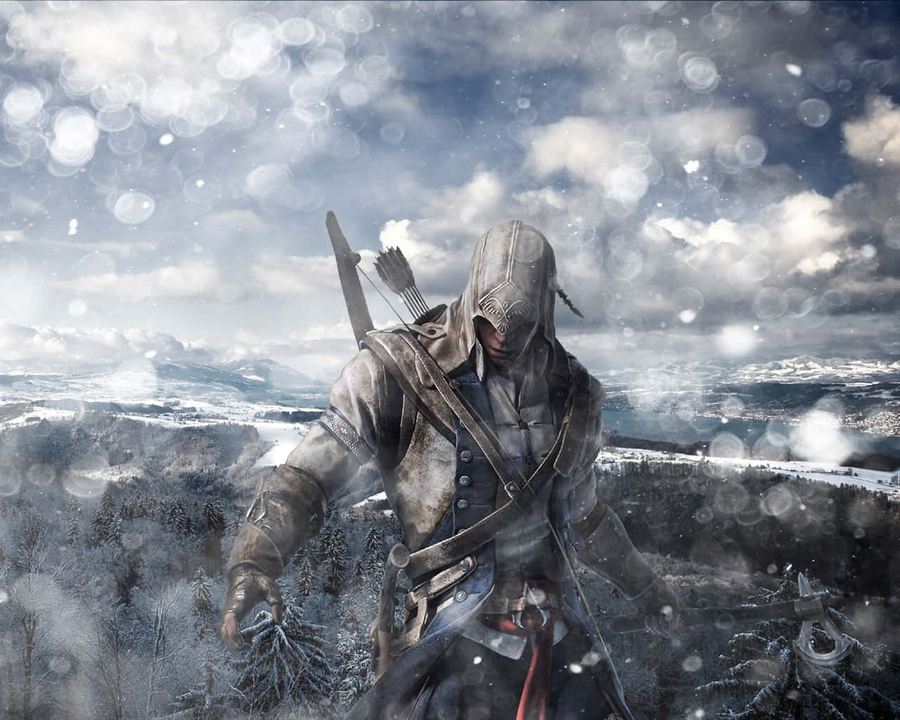 Desmond Miles 桌布 壁紙 — 一名戴兜帽的刺客站在白雪覆蓋的懸崖上，俯瞰著陰雲密布、雪花飄落的冬季森林。