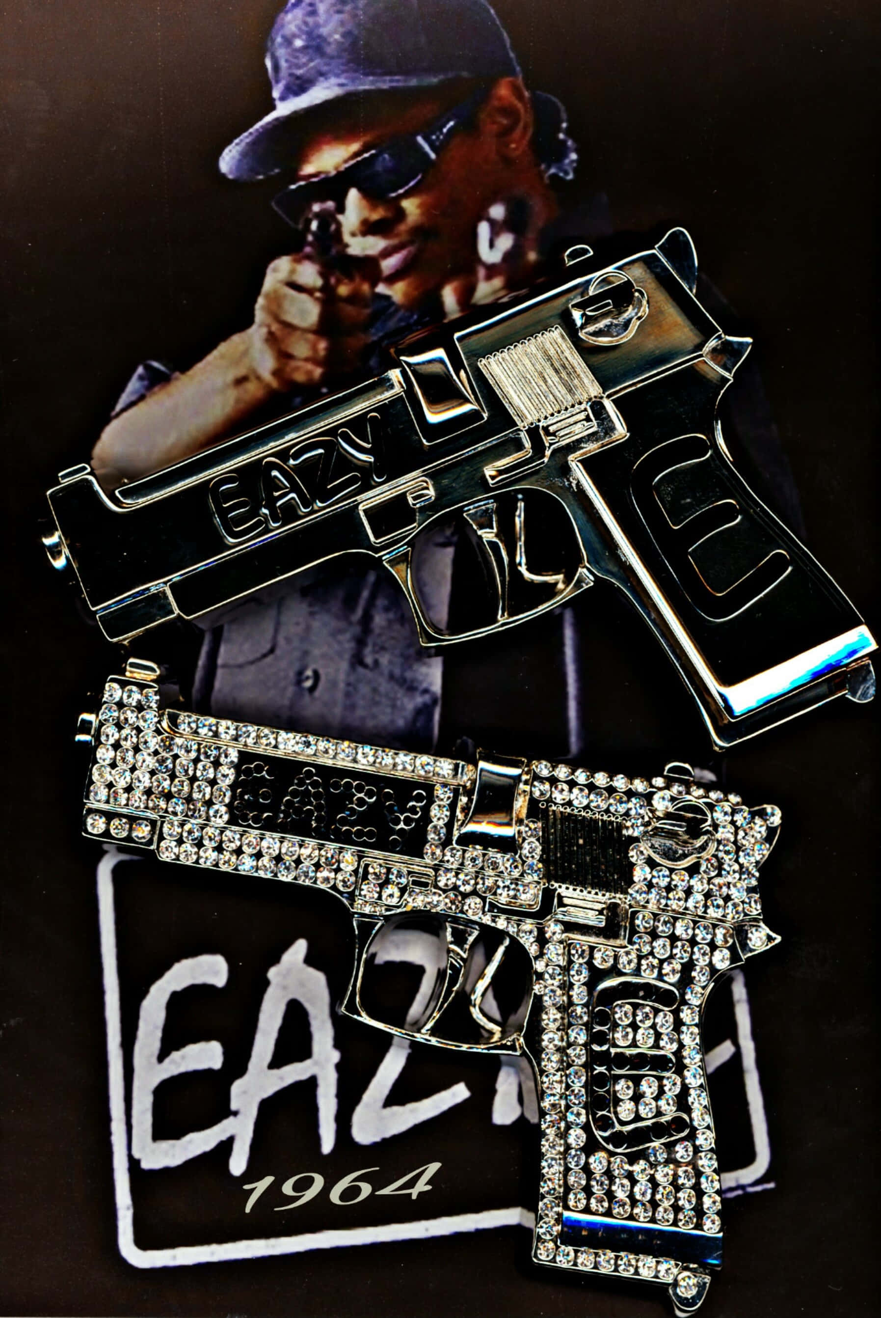 Eazy E 桌布 壁紙 — 一名戴帽和太陽眼鏡的男子瞄準一支鉻色槍，他的圖像下方有兩支鑲寶石的槍和「Eazy 1964」文字。