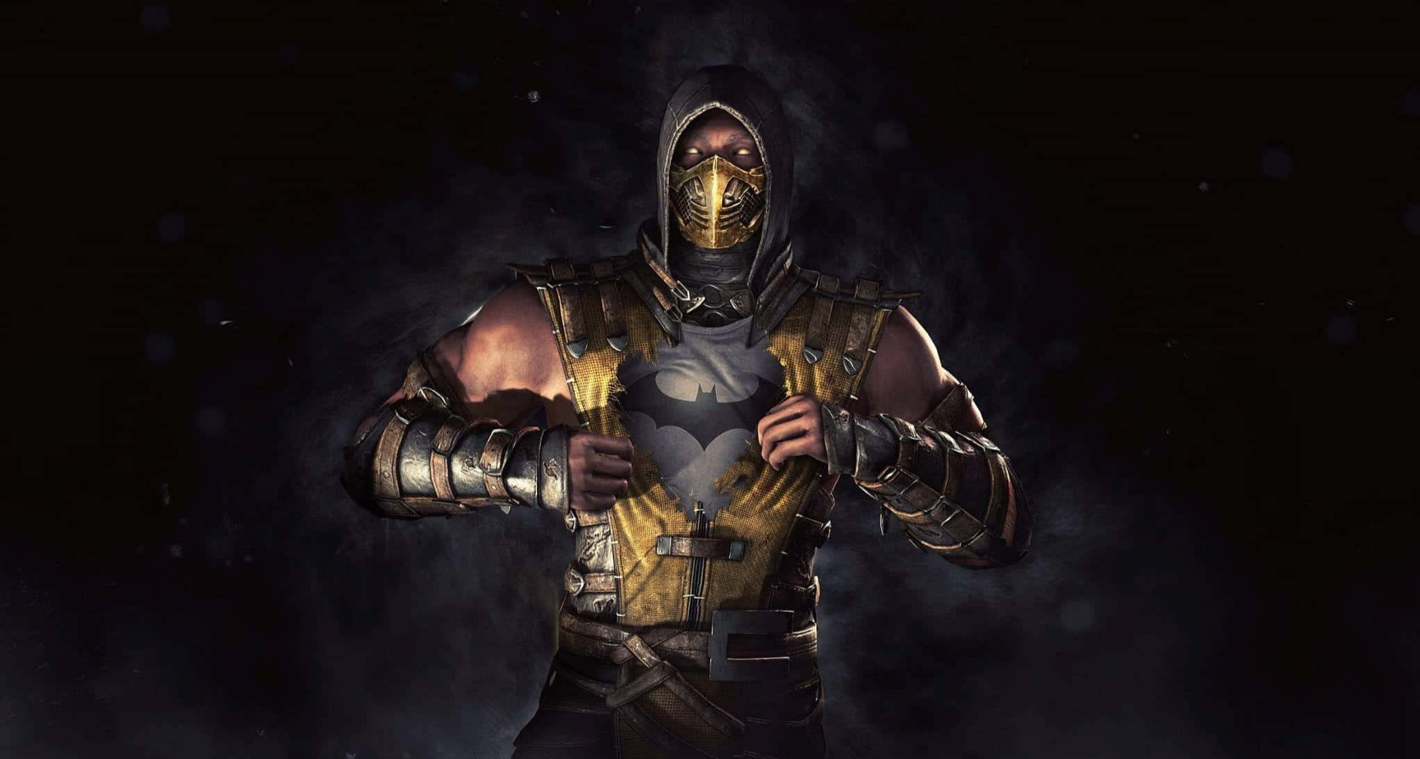 Mortal Kombat X 桌布 壁紙 — 一名戴著兜帽、身穿金色盔甲的戰士撕開胸膛，在煙霧瀰漫的黑暗背景中露出下方的蝙蝠俠標誌。