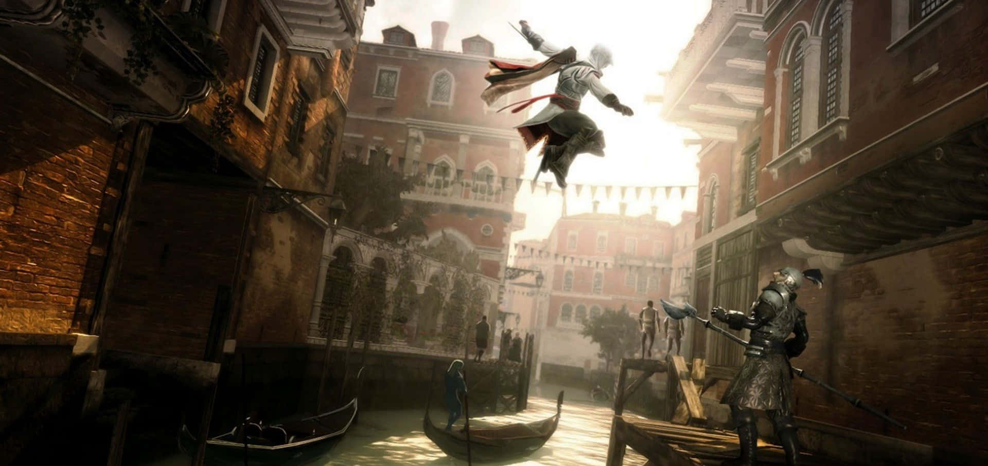 Assassin's Creed Ezio 桌布 壁紙 — 一名戴著兜帽的刺客在陽光照耀的威尼斯運河上跳躍，下方的守衛舉起武器。