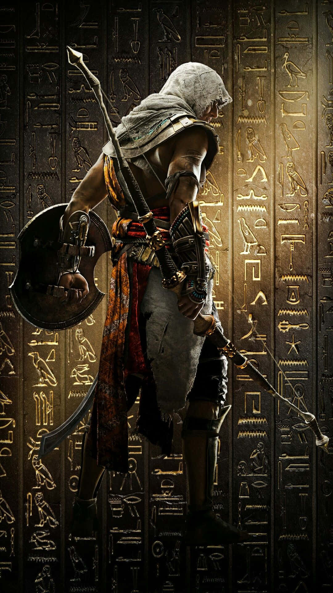 Bayek 桌布 壁紙 — 一名戴著兜帽的刺客手持武器，站在一面佈滿古埃及象形文字的牆前。