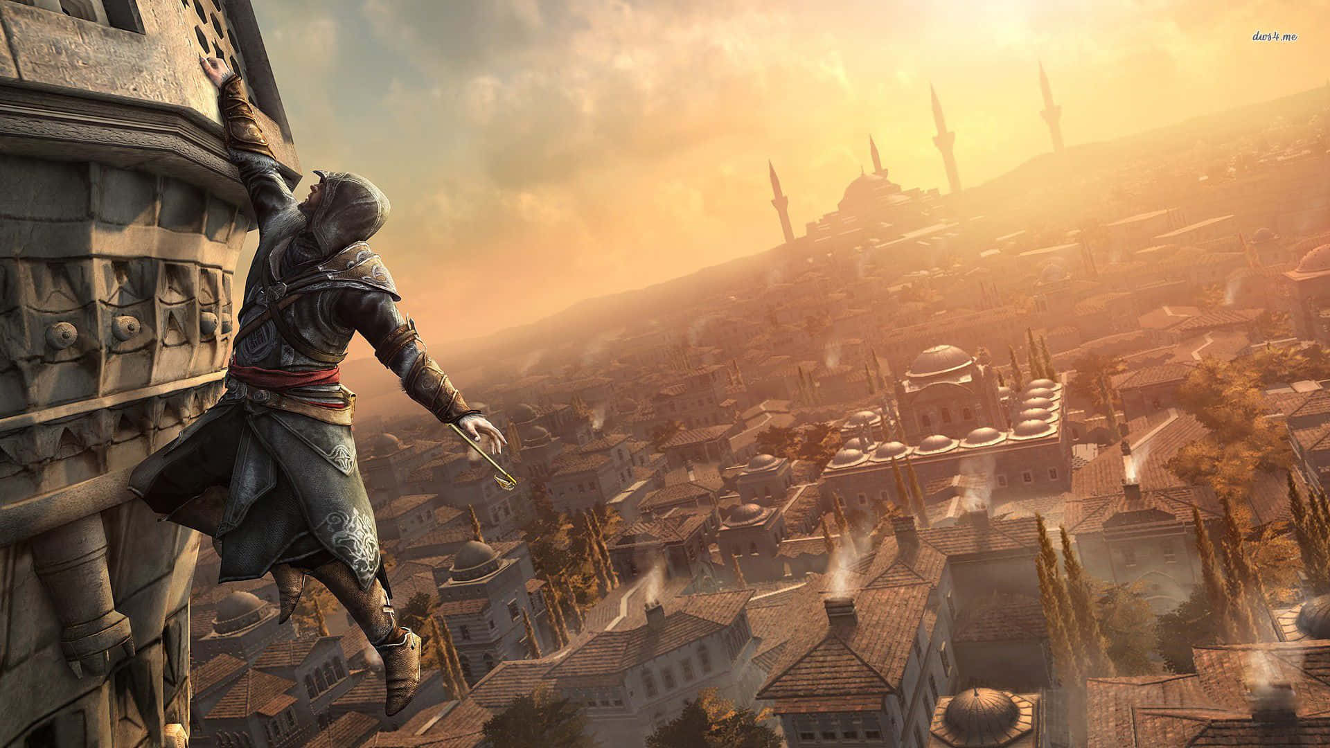 Ezio Auditore 桌布 壁紙 — 一名戴著兜帽的刺客攀爬石塔，俯瞰沐浴在金色夕陽光芒中的廣闊鄂圖曼城市。