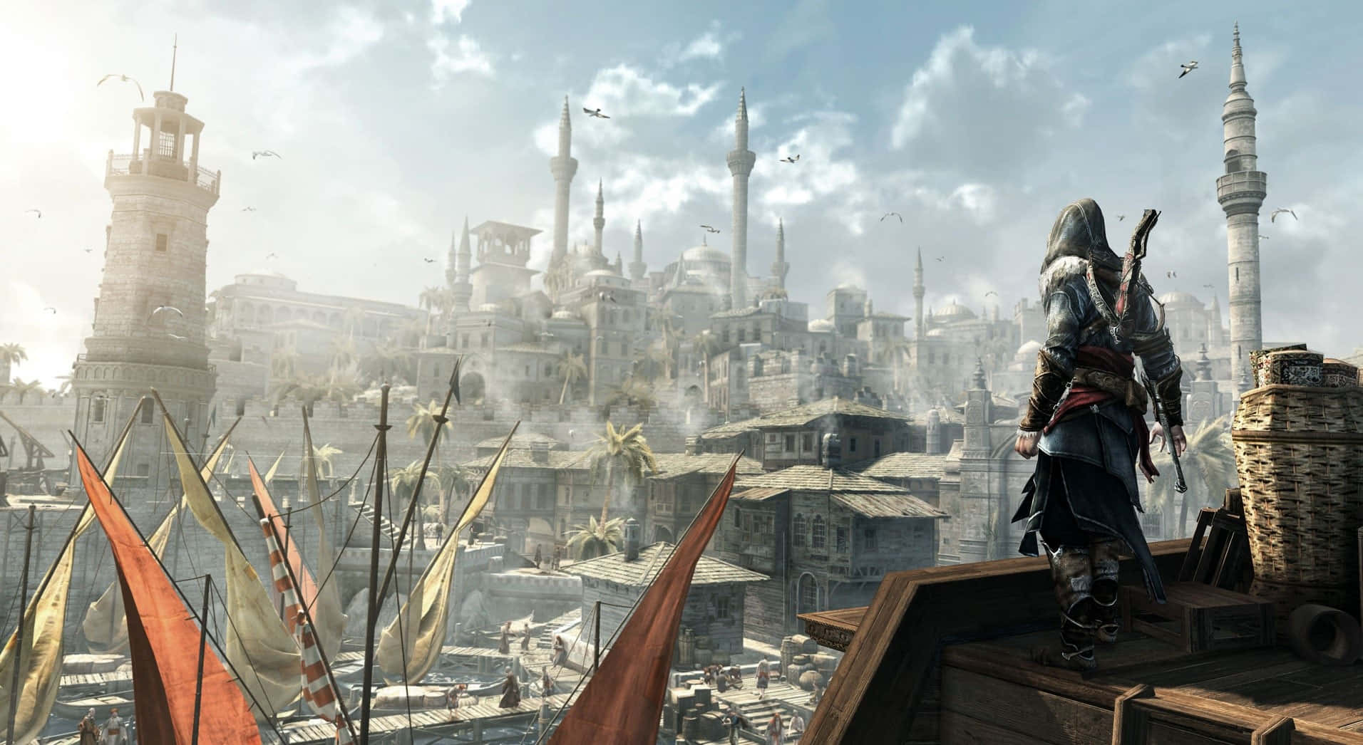 assassin's creed 桌布 壁紙 — 一名戴著兜帽的刺客站在屋頂上，俯瞰著雲層密佈的天空下，一座擁有清真寺尖塔和船隻的繁華中東城市。