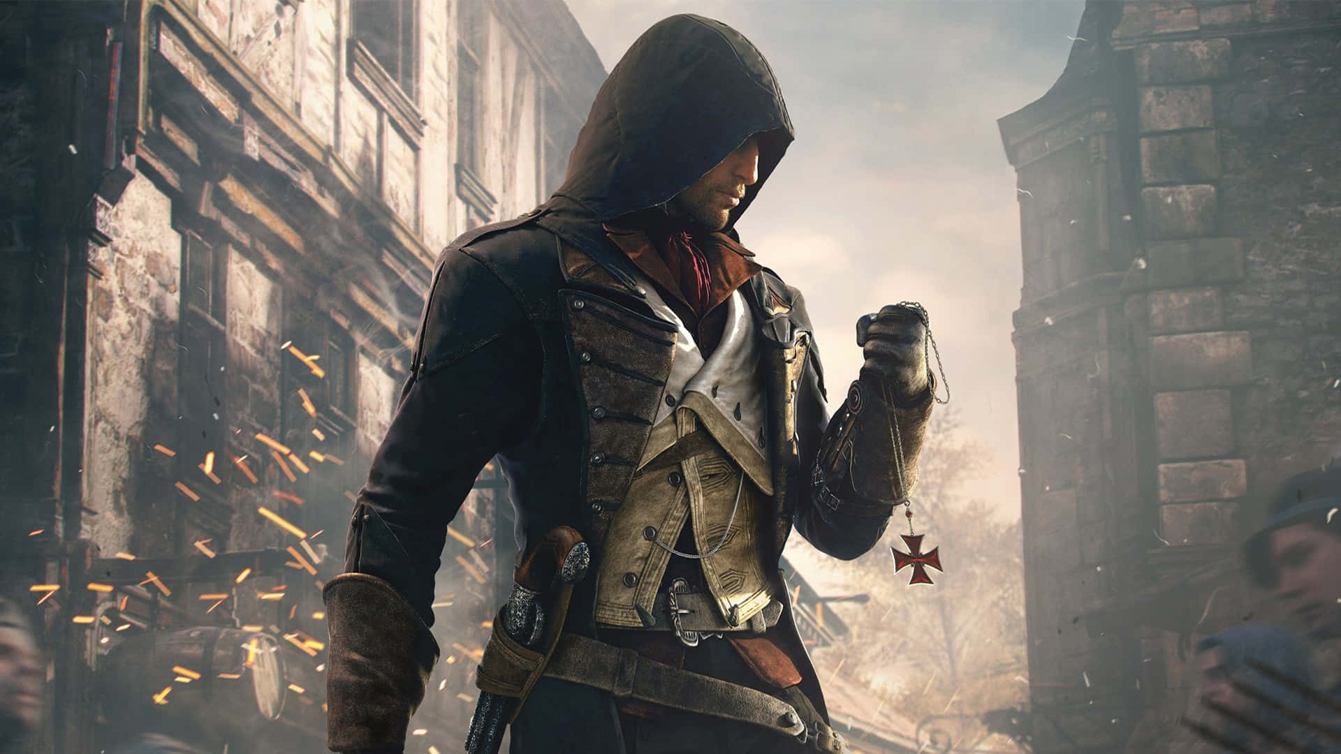 Arno Dorian 桌布 壁紙 — 一名戴著兜帽的刺客站在粗糙的城市小巷中，手持十字架吊墜，周圍火花飛舞。