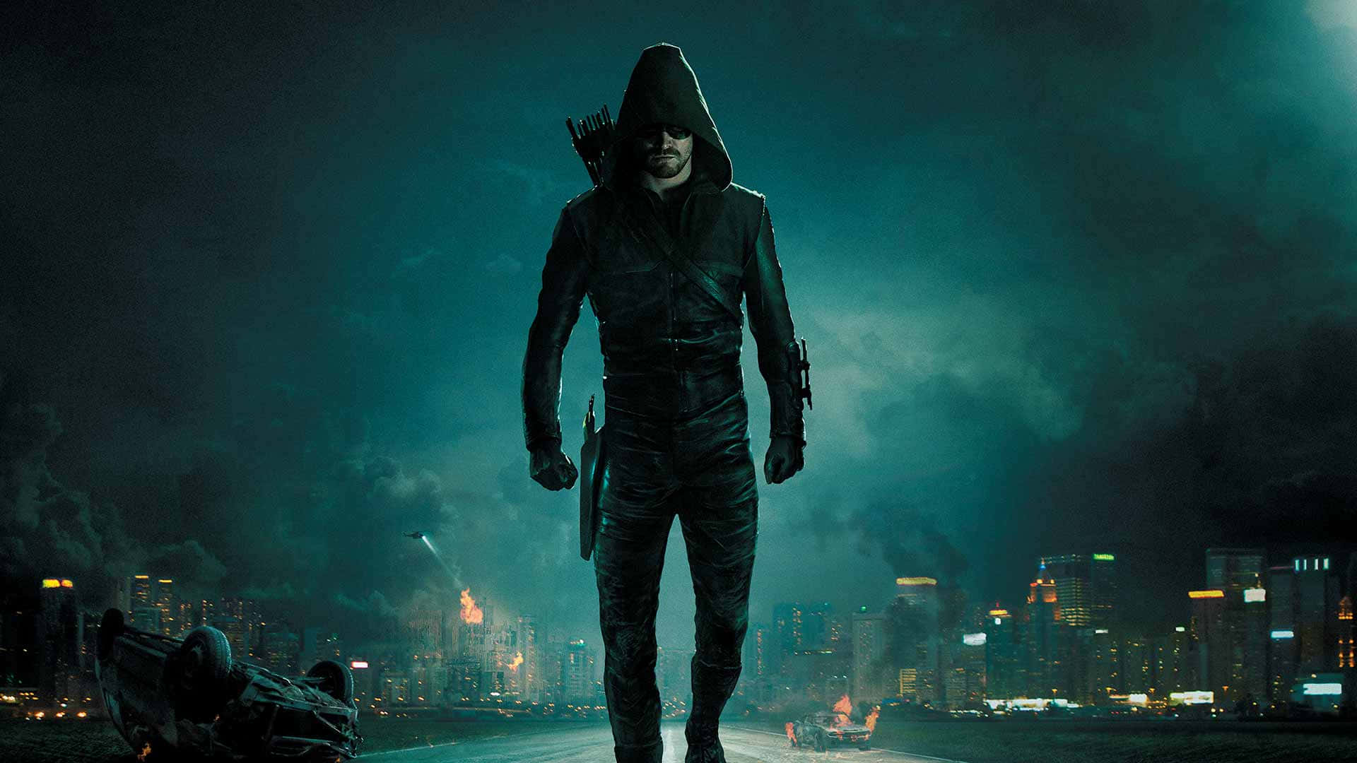 Tv Series 桌布 壁紙 — 一名戴著兜帽的弓箭手在夜晚獨自站在廢棄的高速公路上，身後是燃燒的城市景觀。