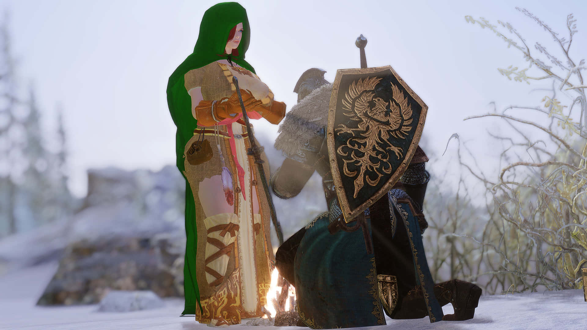 Dark Souls Emerald Herald 桌布 壁紙 — 一名戴著兜帽的戰士和一名身穿鎧甲的騎士跪在雪地森林空地的營火旁。
