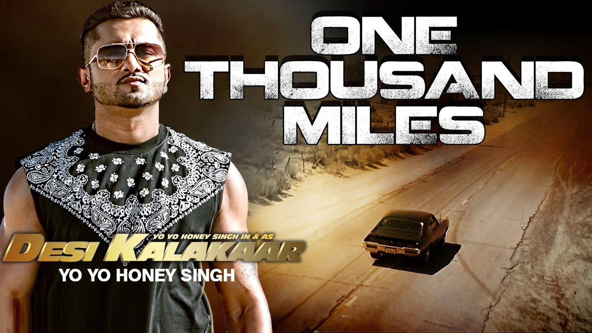 Yo Yo Honey Singh Desi Kalakaar 壁紙 — 一名戴著太陽眼鏡和頭巾的男子站在沙漠公路旁，一輛黑色肌肉車在戲劇性的金色燈光下疾馳而去。