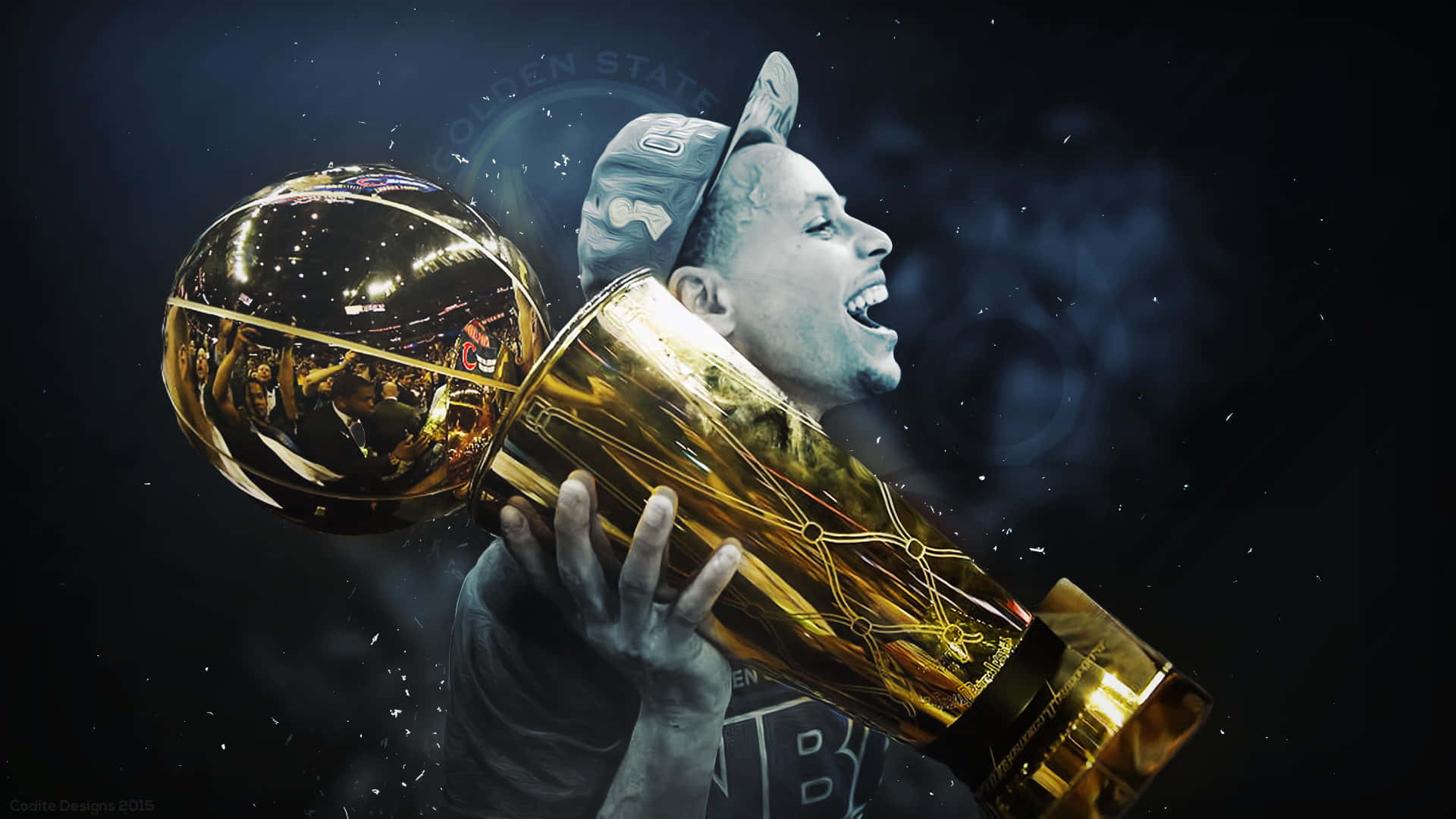 steph curry 桌布 壁紙 — 一名戴著帽子的籃球運動員在黑暗的宇宙背景下，勝利地高舉閃閃發光的金色NBA冠軍獎盃。