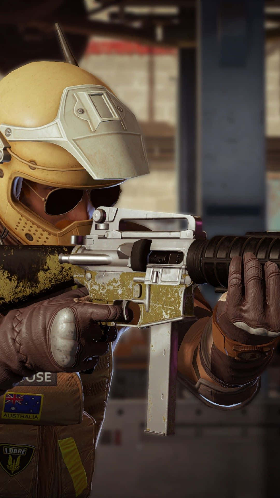 Rainbow Six Siege Mozzie 桌布 壁紙 — 一名戴著棕褐色頭盔和手套的士兵在粗糙的室內環境中瞄準一支帶有澳洲國旗徽章的步槍。